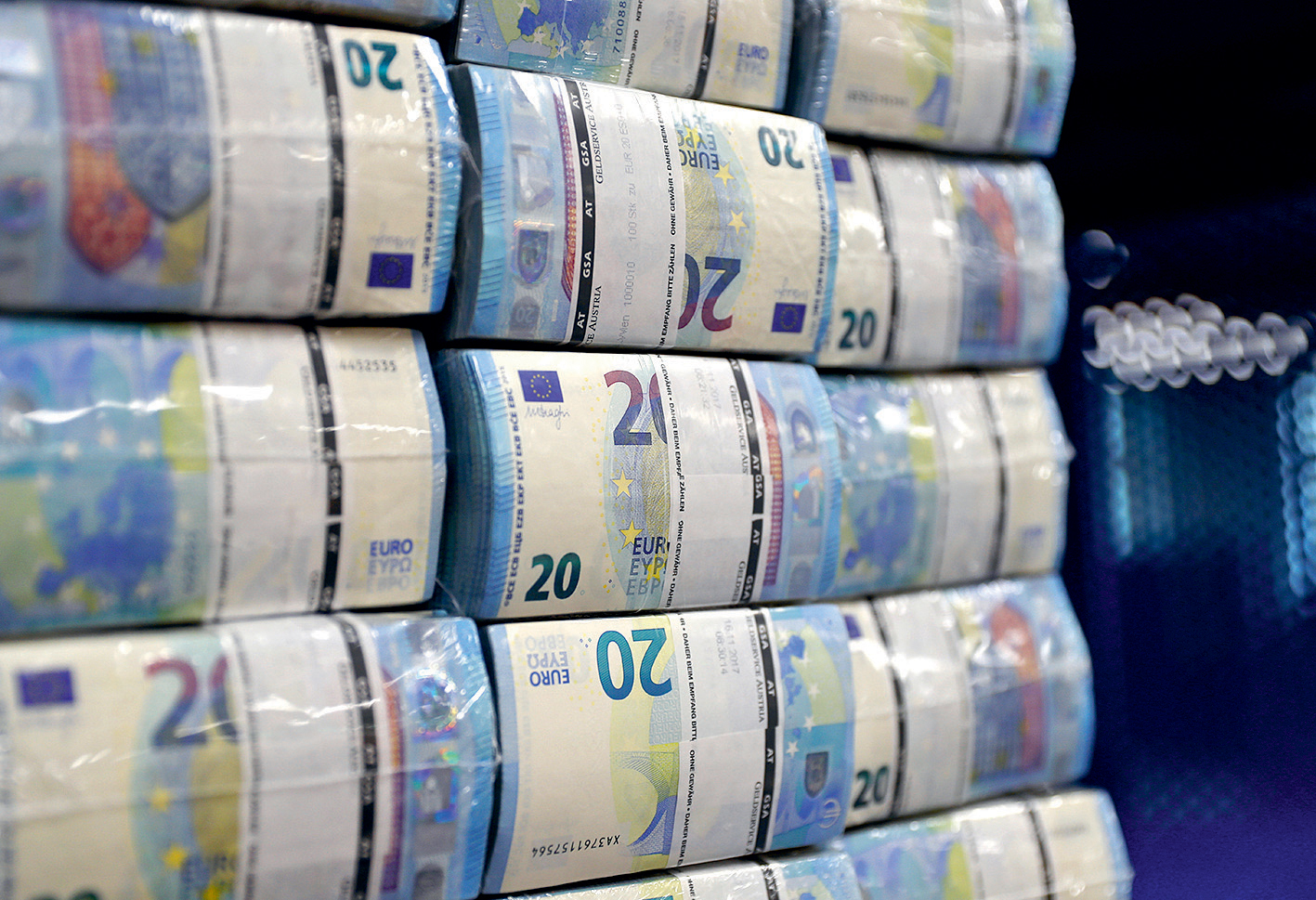 Packed 20 Euro banknotes are seen at the Money Service Austria company's headquarters in Vienna, Austria, November 16, 2017. REUTERS/Leonhard Foeger - RC16D0BC1310