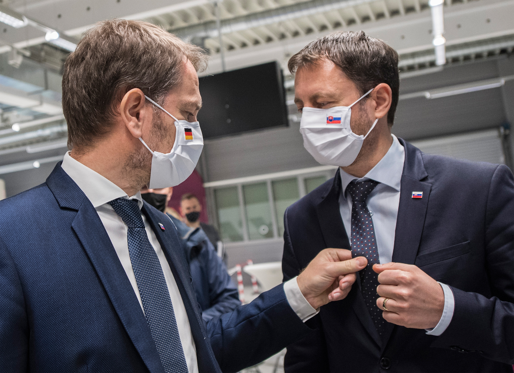 Premiér Igor Matovič (vlevo) a ministr financí  Eduard Heger - teď už je to naopak