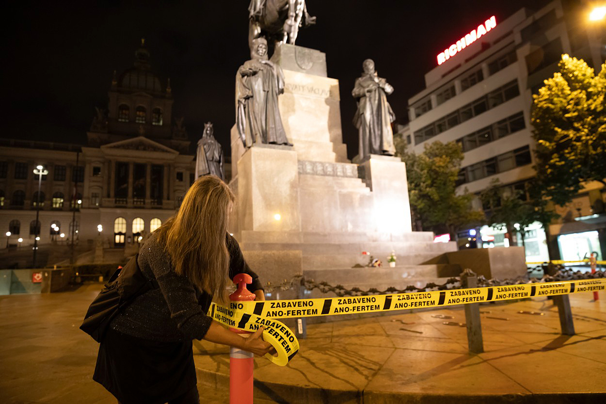 Dobrovolníci hnutí Milion Chvilek pro demokracii v pondělních ranních hodinách oblepili po třiceti městech v České republice exekuční páskou "Zabaveno ANO FERTEM"
