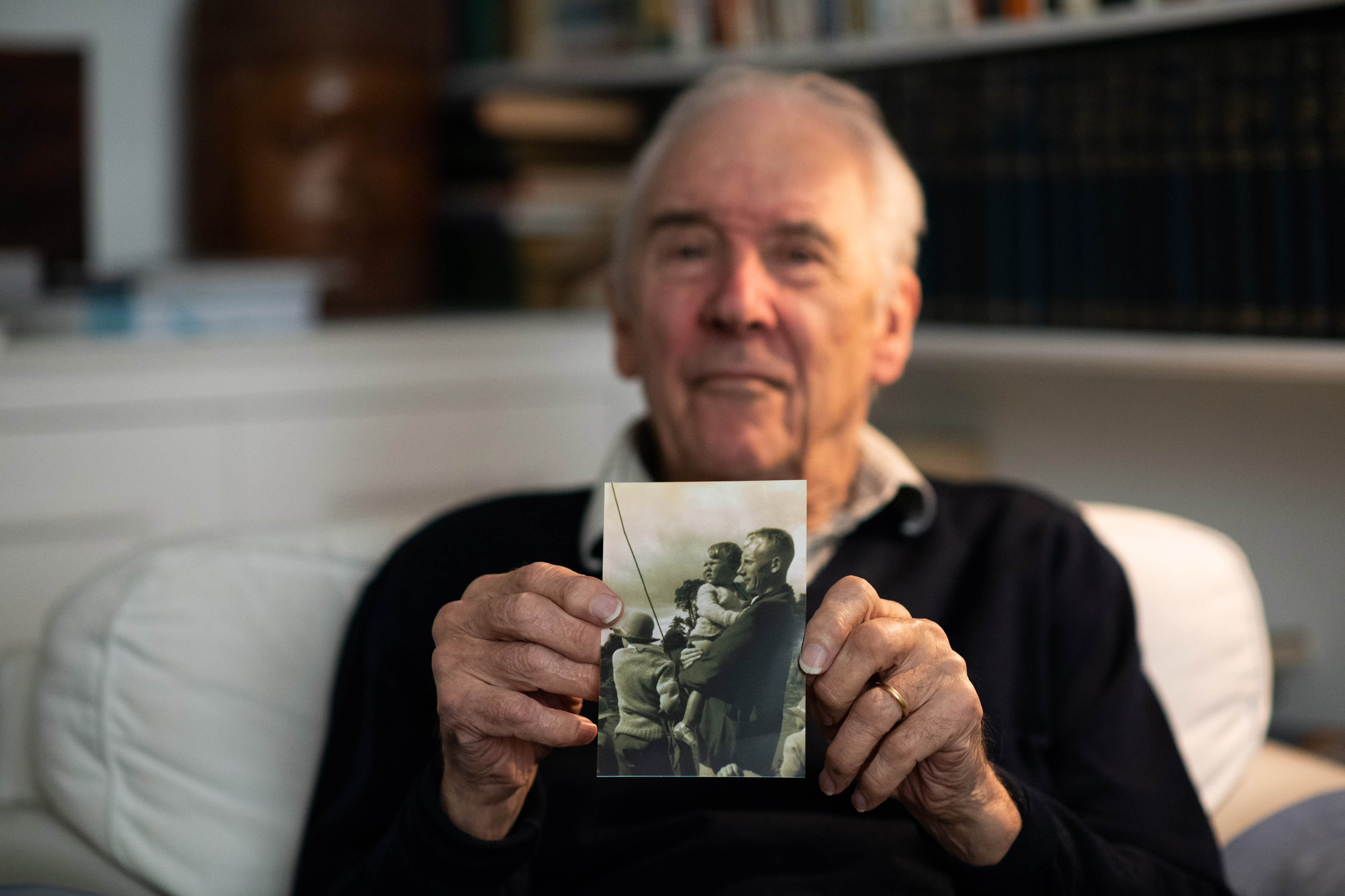 Charles Chadwick s fotografií svého otce Trevora Chadwicka.