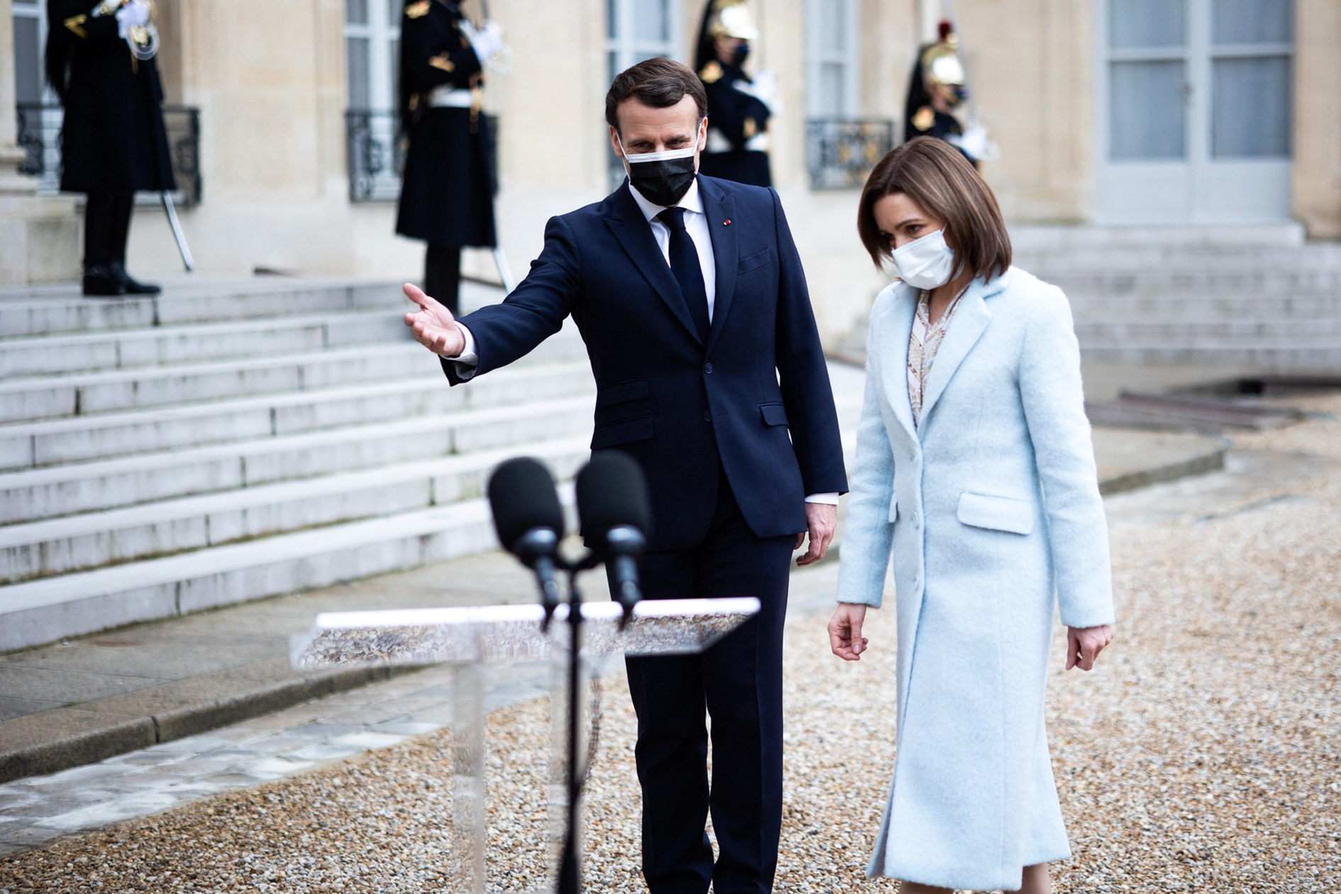 Emmanuel Macron vítá moldavskou prezidentku Maiu Sandu; únor 2021