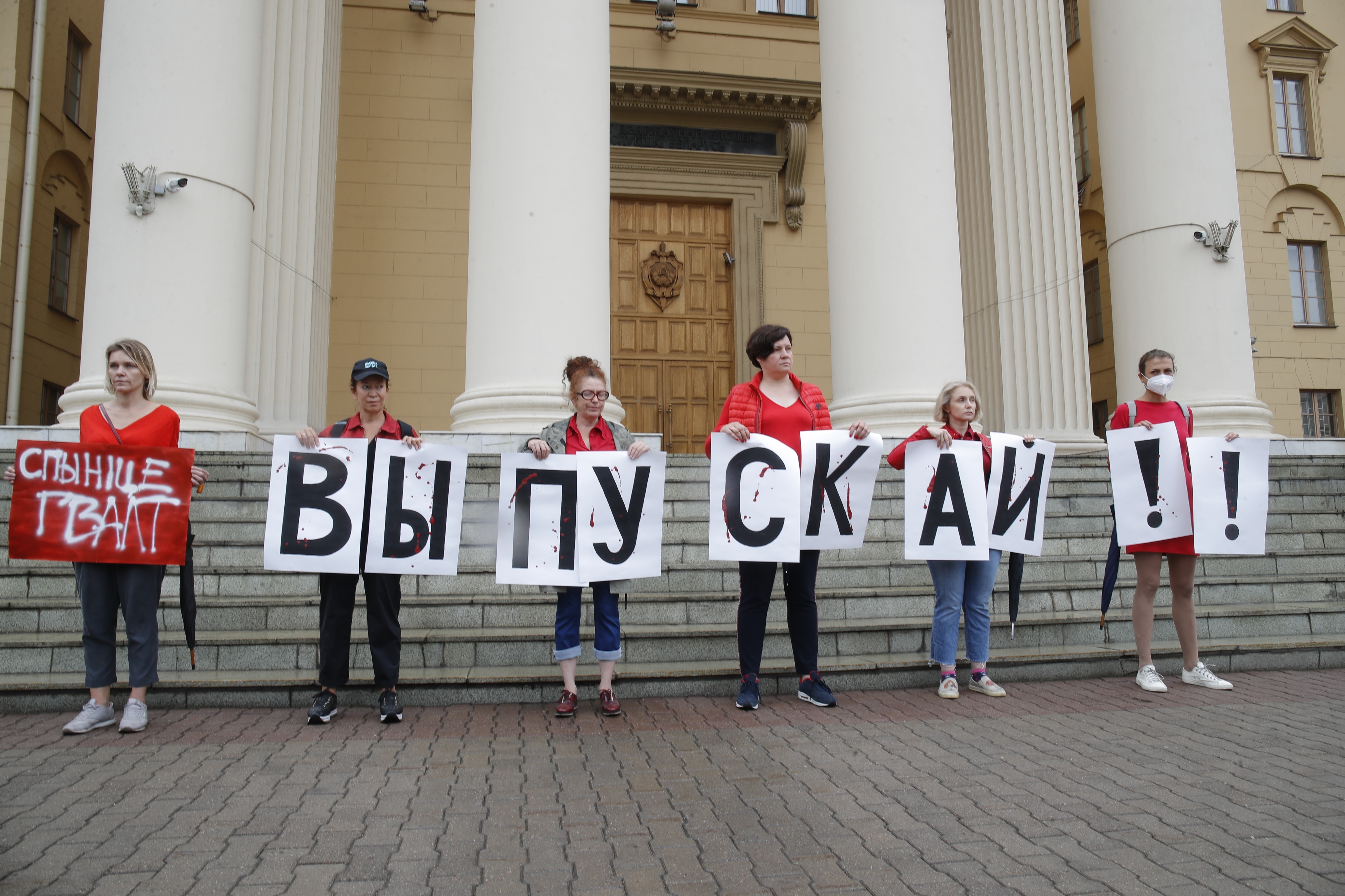 Propusťte vězně! Aktivisté v Minsku před budovou KGB