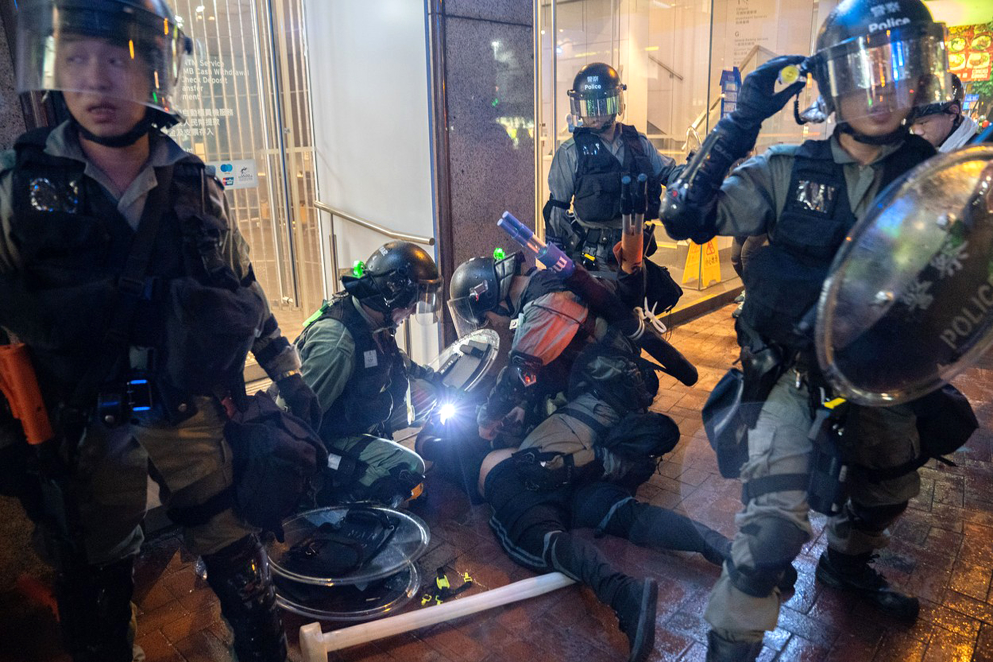 Policie zatýká demonstranty