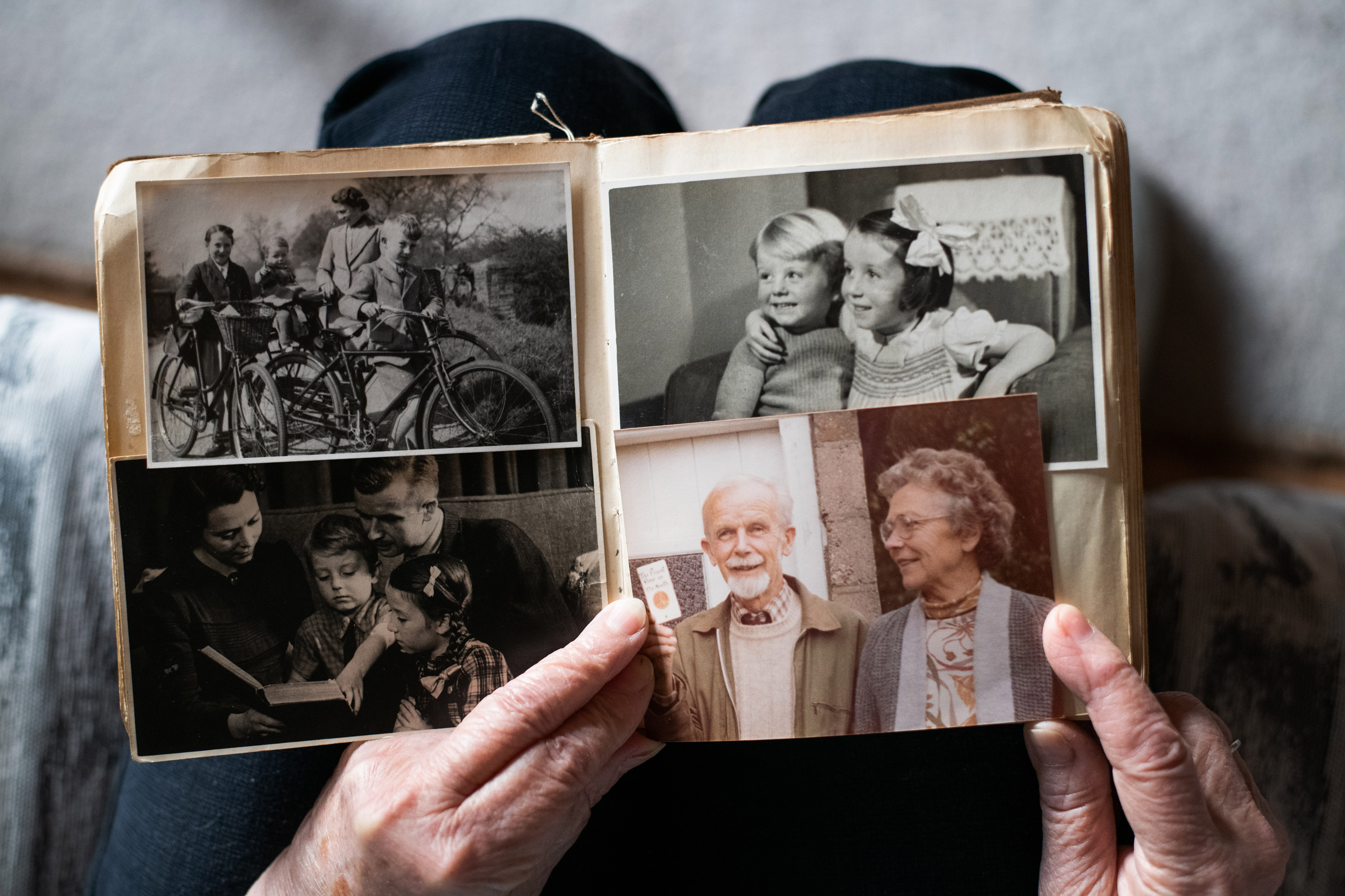 Fotografie rodiny Cleaverových z Londýna, kteří se třináctileté Ruth ujali.