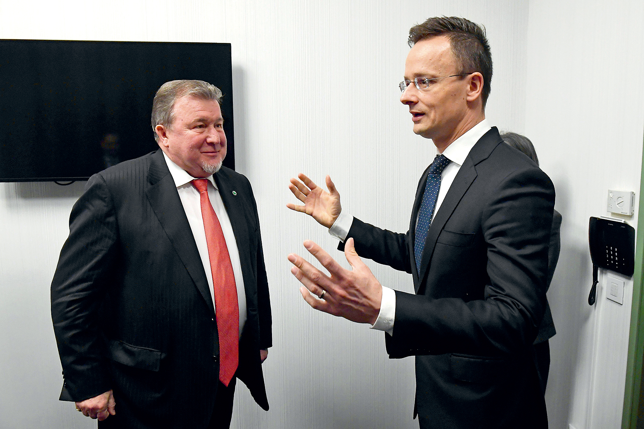 Zleva Nikolaj Kosov, ředitel banky MIB, a maďarský ministr zahraničí Péter Szijjártó