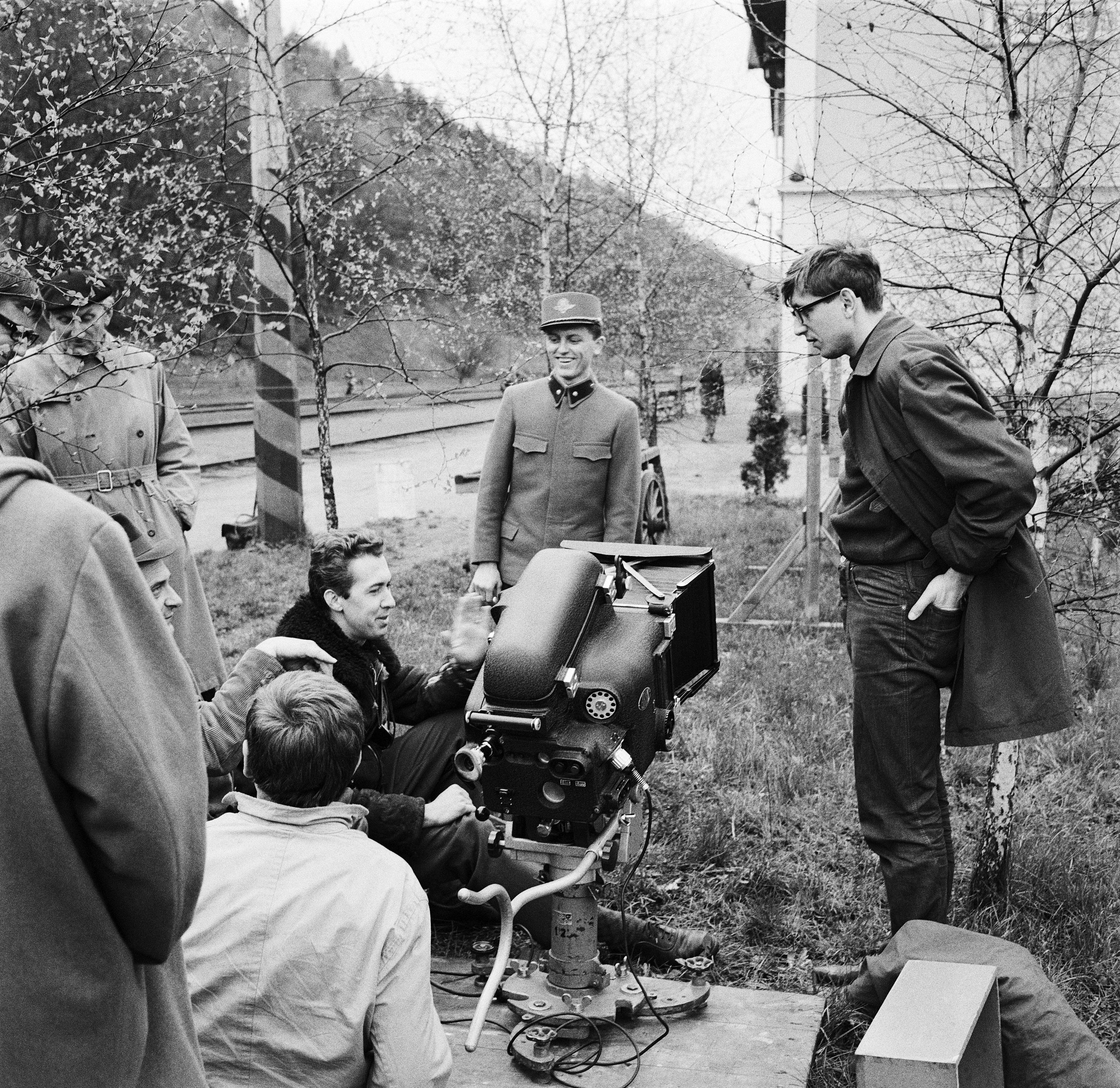 Režisér Jiří Menzel, představitel hlavní role Václav Neckář a kameraman Jaromír Šofr při natáčení filmu Ostře sledované vlaky v roce 1966