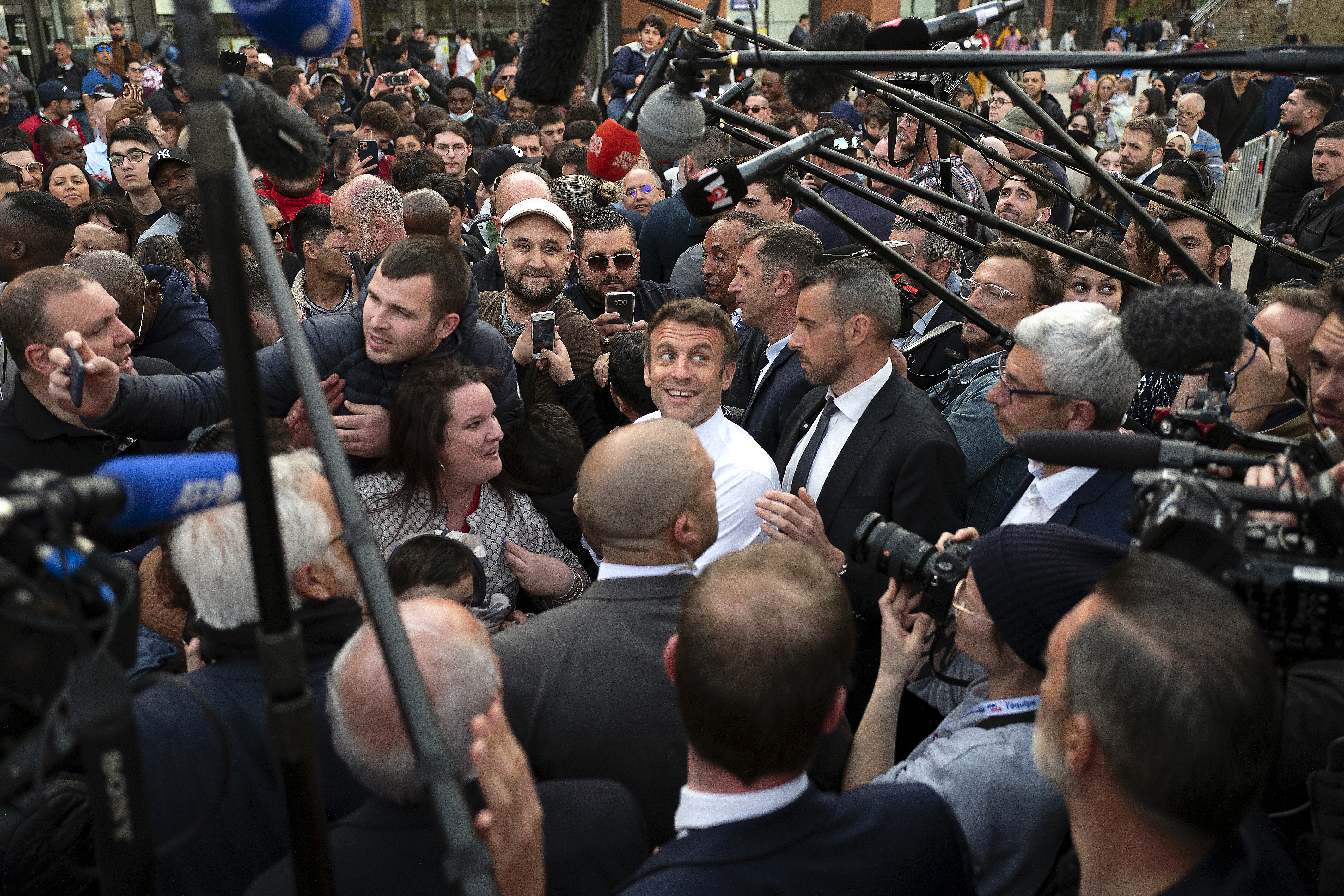 Emmanuel Macron dva týdny před volbami poprvé vyráží za voliči, Dijon, 28. března