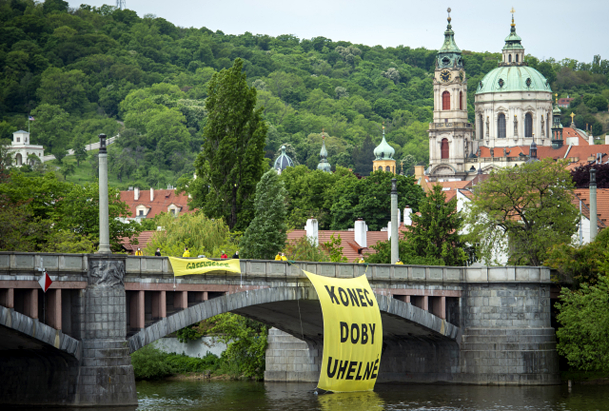 Hnutí Greenpeace vyvěsilo v pondělí z Mánesova mostu v Praze transparent - vláda se tento den měla  útlumem využívání uhlí v ČR
