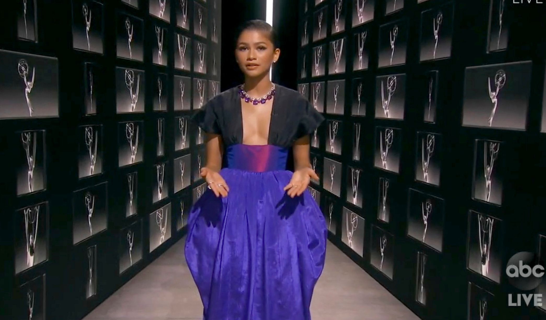 Herečka Zendaya v předtočené scéně pro předávání Emmy