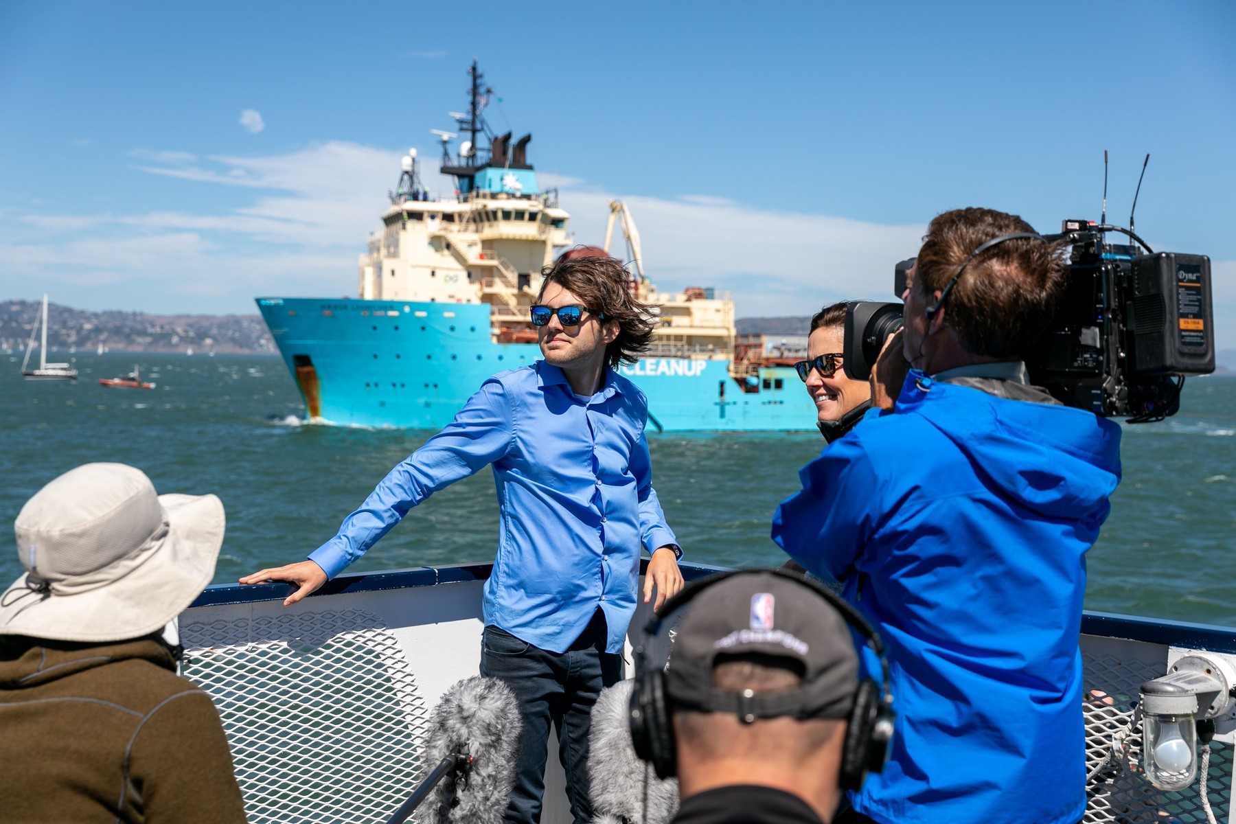 První, posléze neúspěšný Ocean Cleanup; uprostřed Boyan Slat