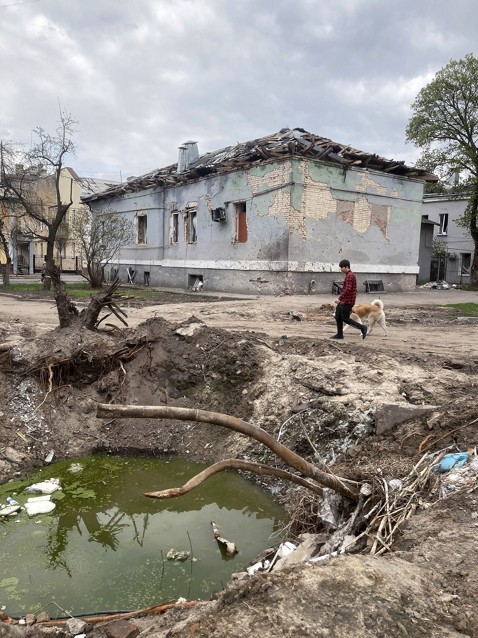 Kráter po bombě u dětské zubní polikliniky, centrum Černihivu. 
