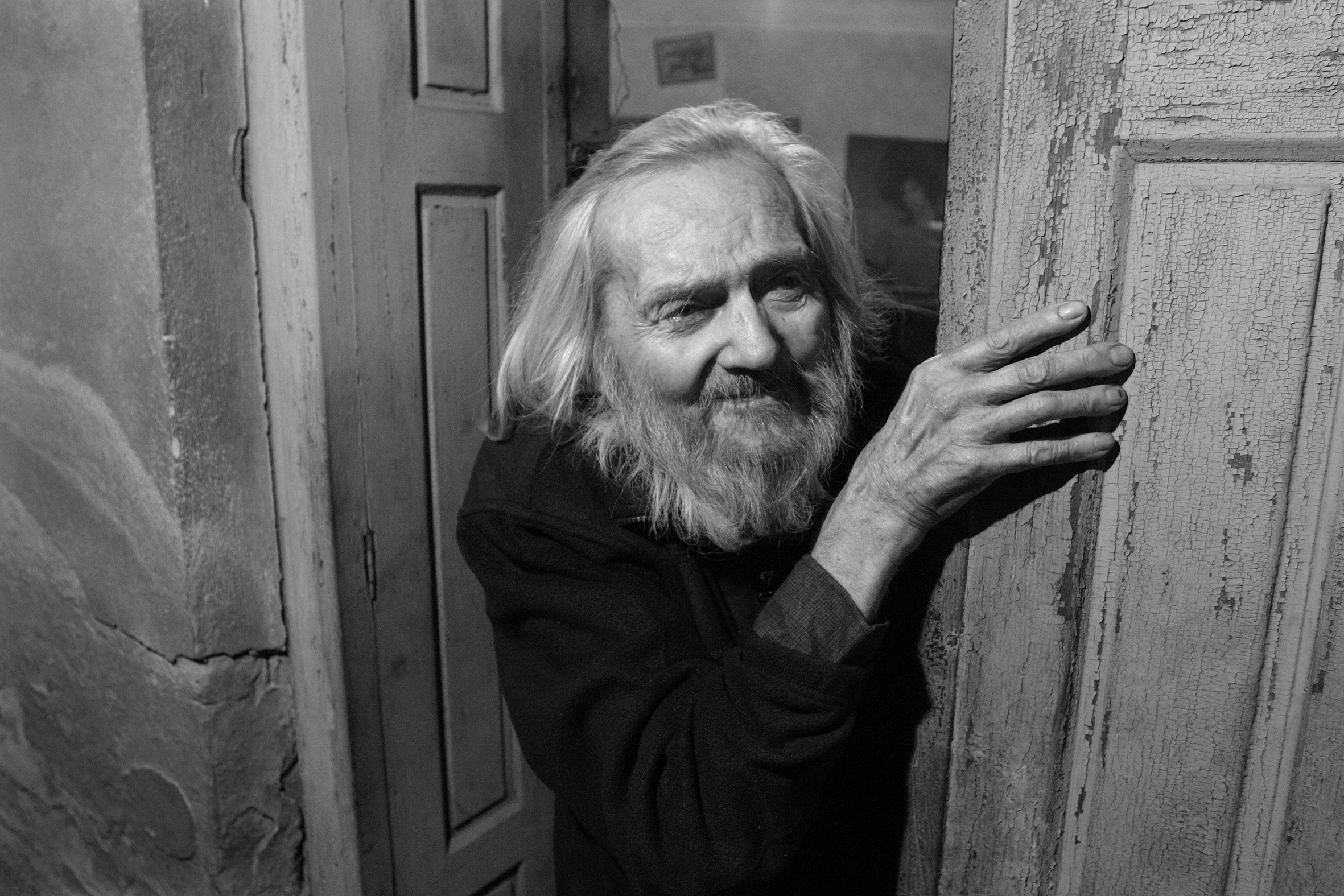 Bytí jako „světlo bez vlastností“. (Miroslav Tichý kolem roku 2005, a jedna z jeho „místních žen“)