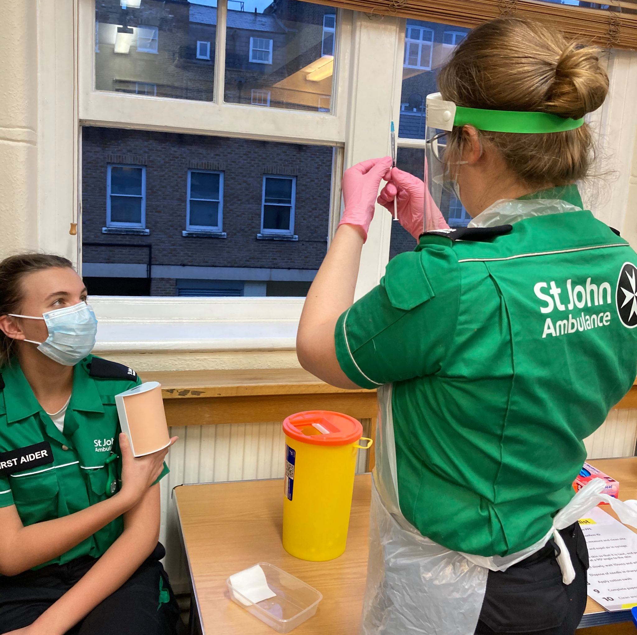 Příprava dobrovolníku v St John Ambulance