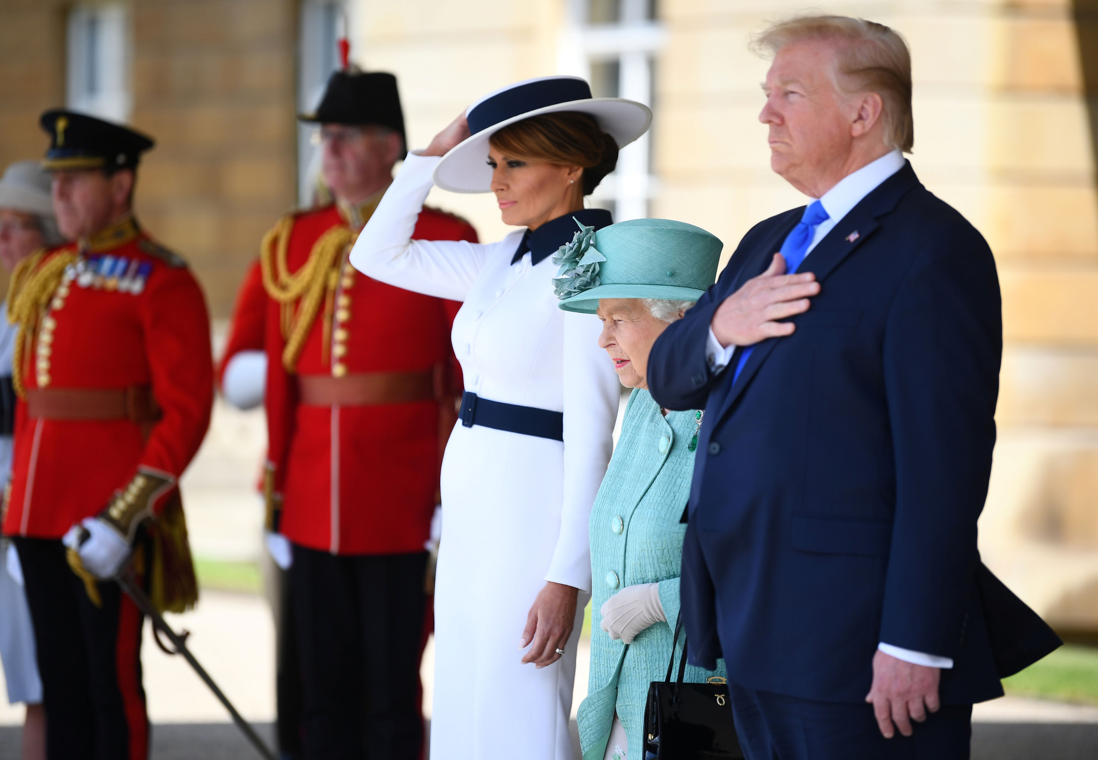 Donald Trump s manželkou a britskou královnou