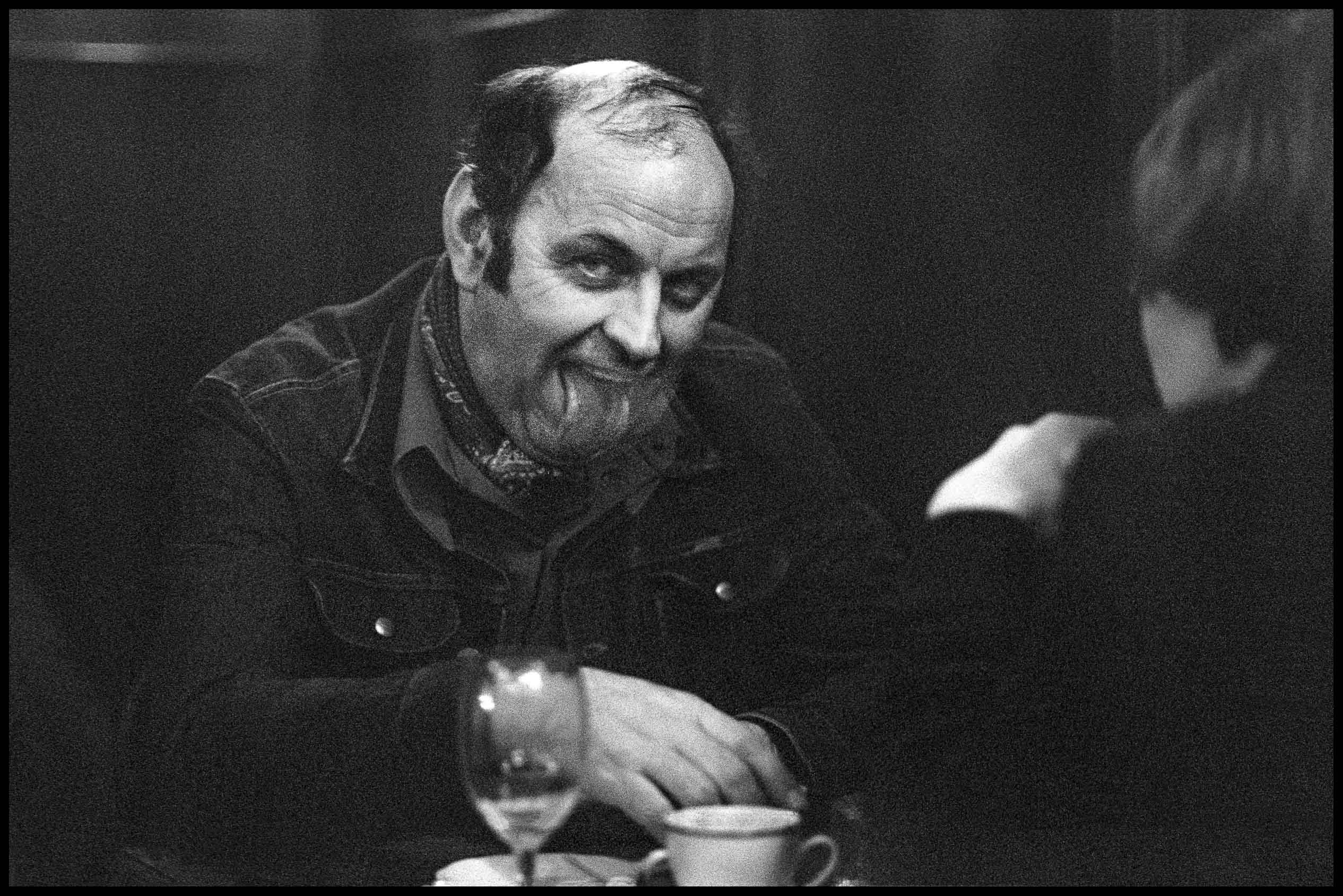 Miloň Novotný mohl být světovým fotografem, kdyby v roce 1968, v době okupace vojsky Varšavské smlouvy, nesvěřil nafocené negativy dvěma německým "přátelům", aby je provezli na Západ. Jeho fotografie pak byly otištěny v prestižním německém Quicku a dalších časopisech pod jménem přítele Iana Berryho, což je fotograf z legendární  agentury Magnum. Když se po revoluci chtěl ke svým negativům, případně k honoráři dostat, zjistil, že časopis zanikl, jeden z Němců nežije a druhý je neznámo kde. Miloň mohl v emigraci zůstat, měl nabídku právě od Iana Berryho, ale myslím, že to nepřicházelo v úvahu. S manželkou se vrátili k postiženému, těžce nemocnému synovi do Prahy. Naproti tomu Miloňův souputník Josef Koudelka emigroval sám i s negativy z okupace a stal se světovým fotografickým esem. 