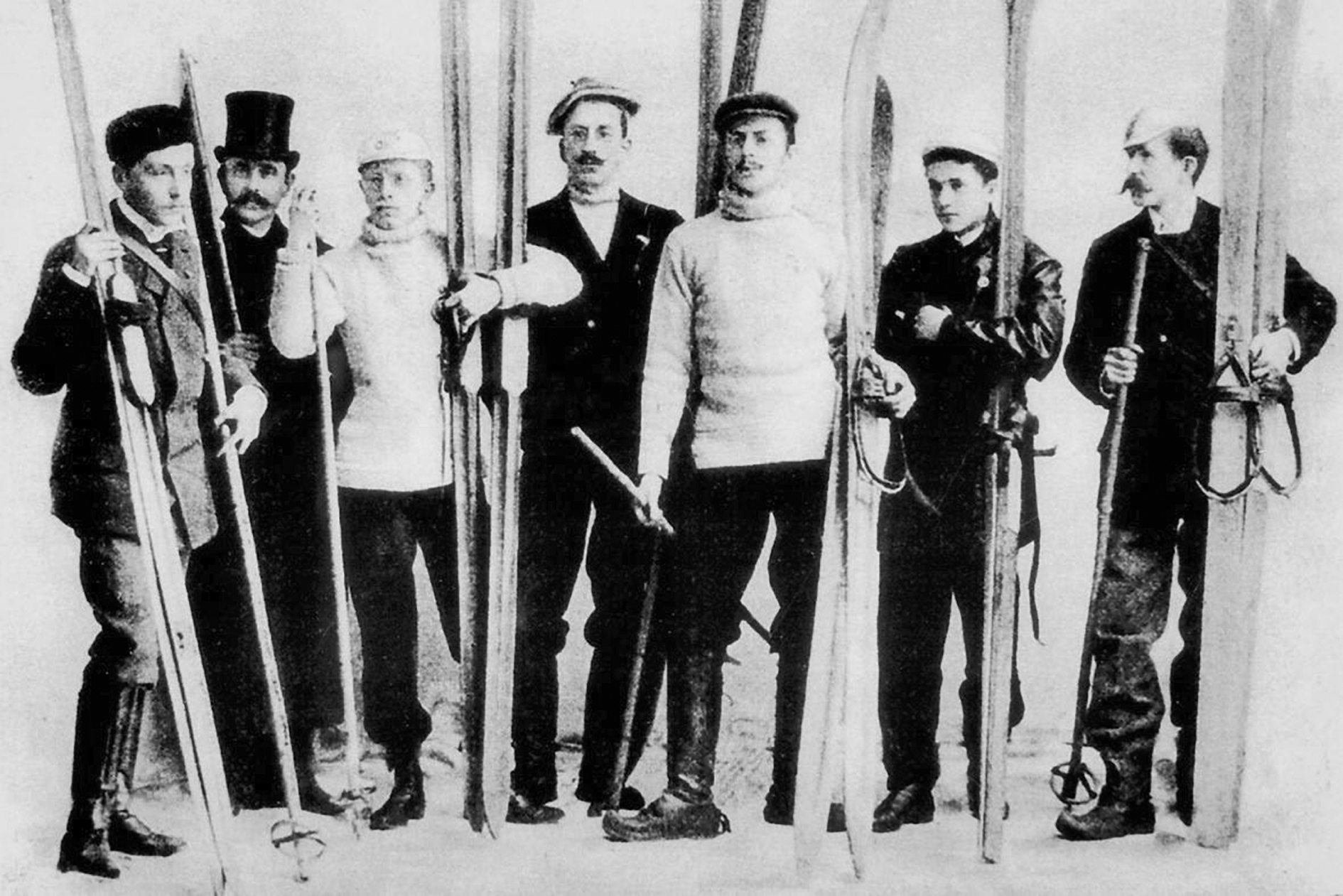 Vázání z rákosu či popruhů, dřevo prosté, nelakované. (Průkopníci ski sportu, Josef Rössler-Ořovský třetí zprava)