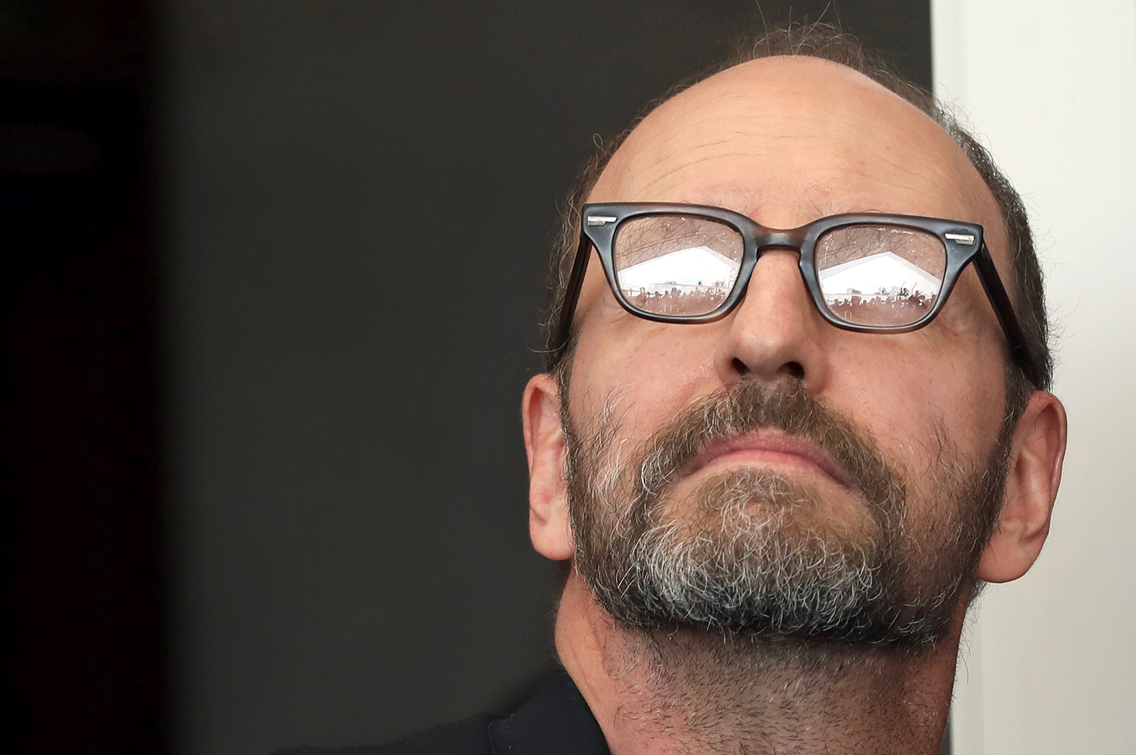 Vyhlížím lepší přenos. (Režisér večera Steven Soderbergh)