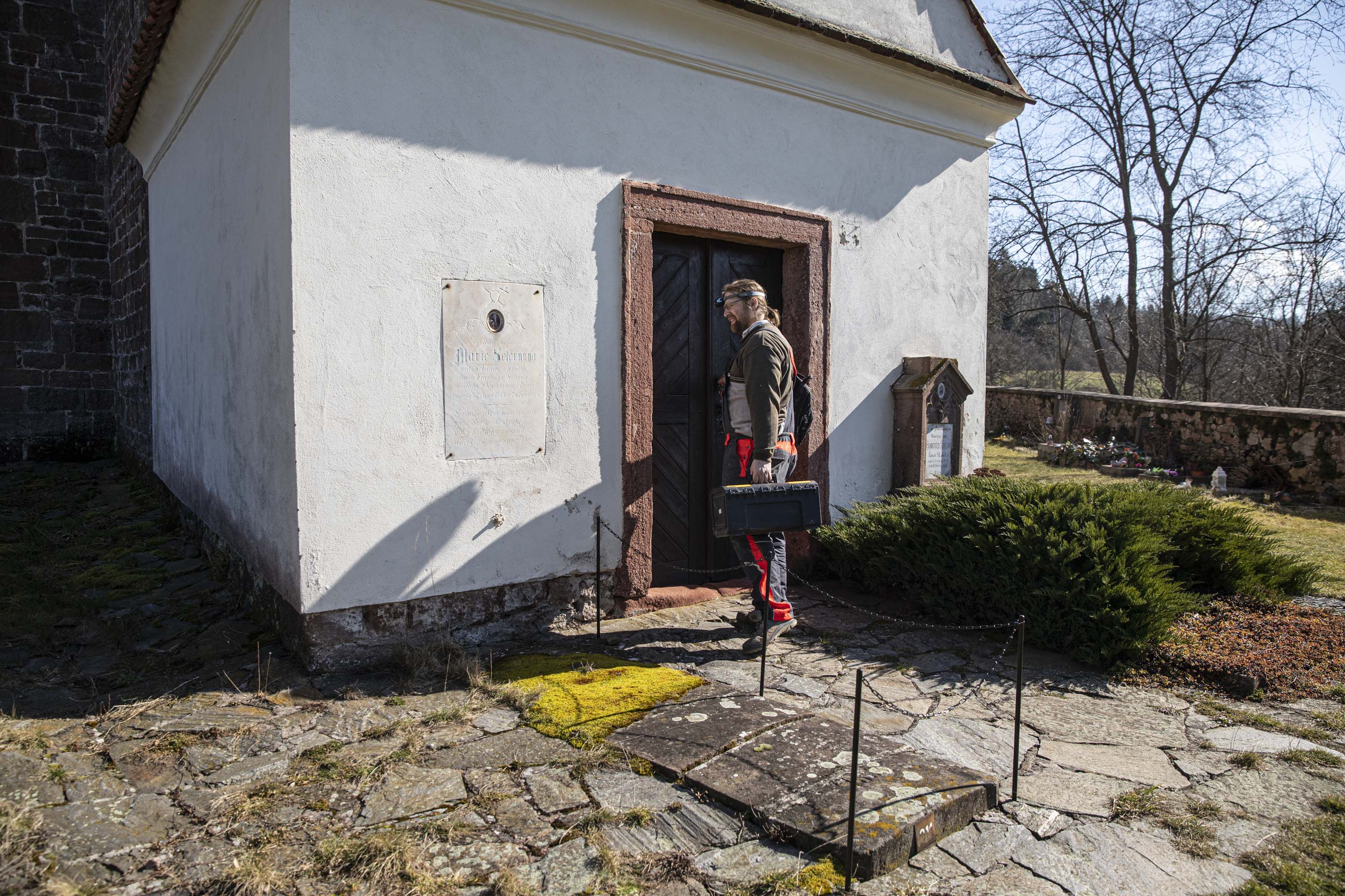 Ivan Bok před kostelem sv. Jakuba Většího ve Stříbrné Skalici.