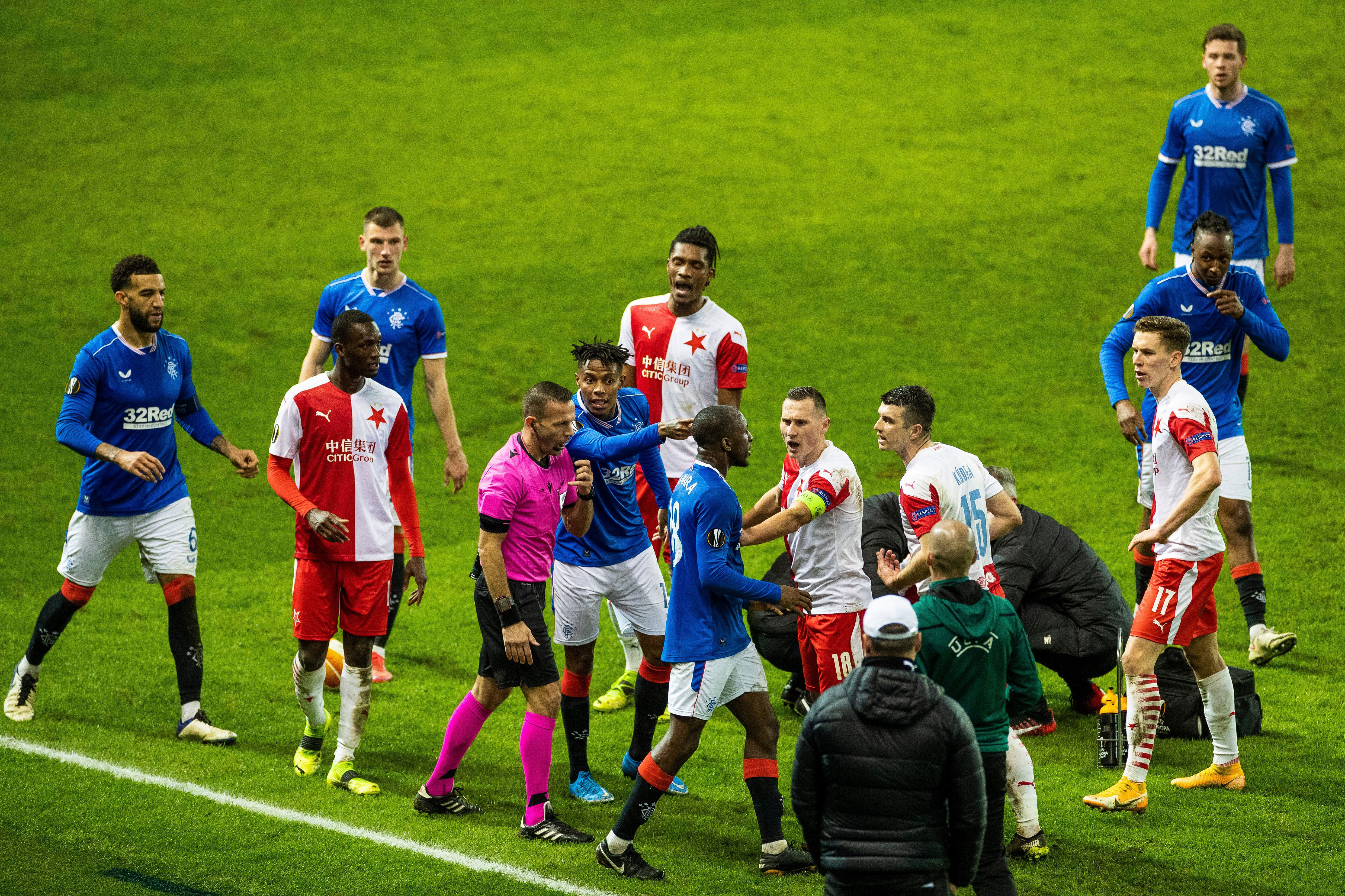 Úspěch multikulturní Slavie zastiňuje obvinění z rasismu. (Zápas Slavie Praha proti Glasgow Rangers)