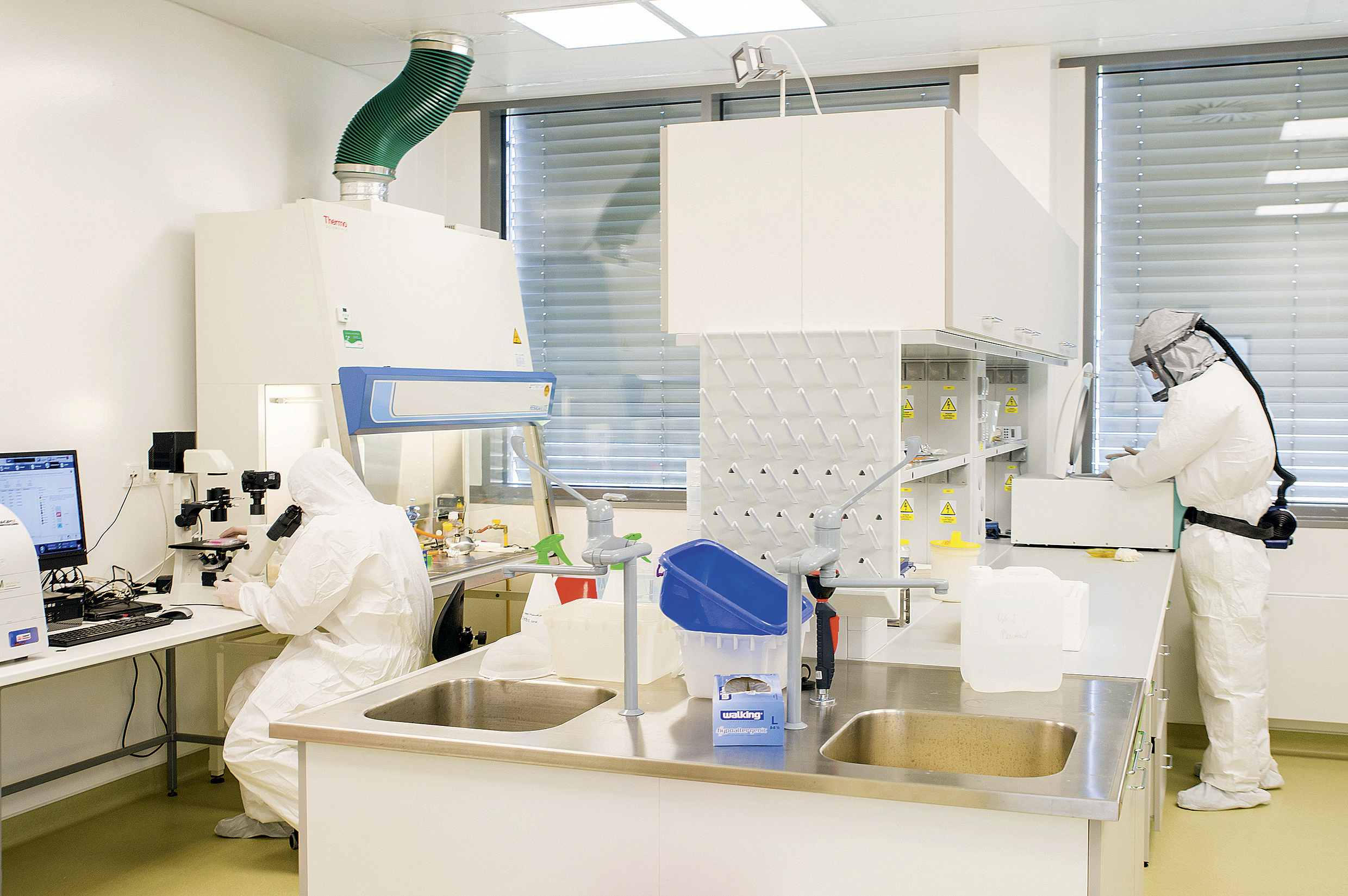 Laboratoř BS-L3, v levém zadním rohu jeden z laminárních boxů.