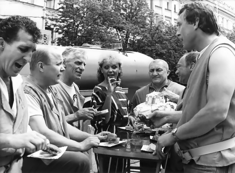 Kaskadéři; Ladislav Lahoda zcela vlevo