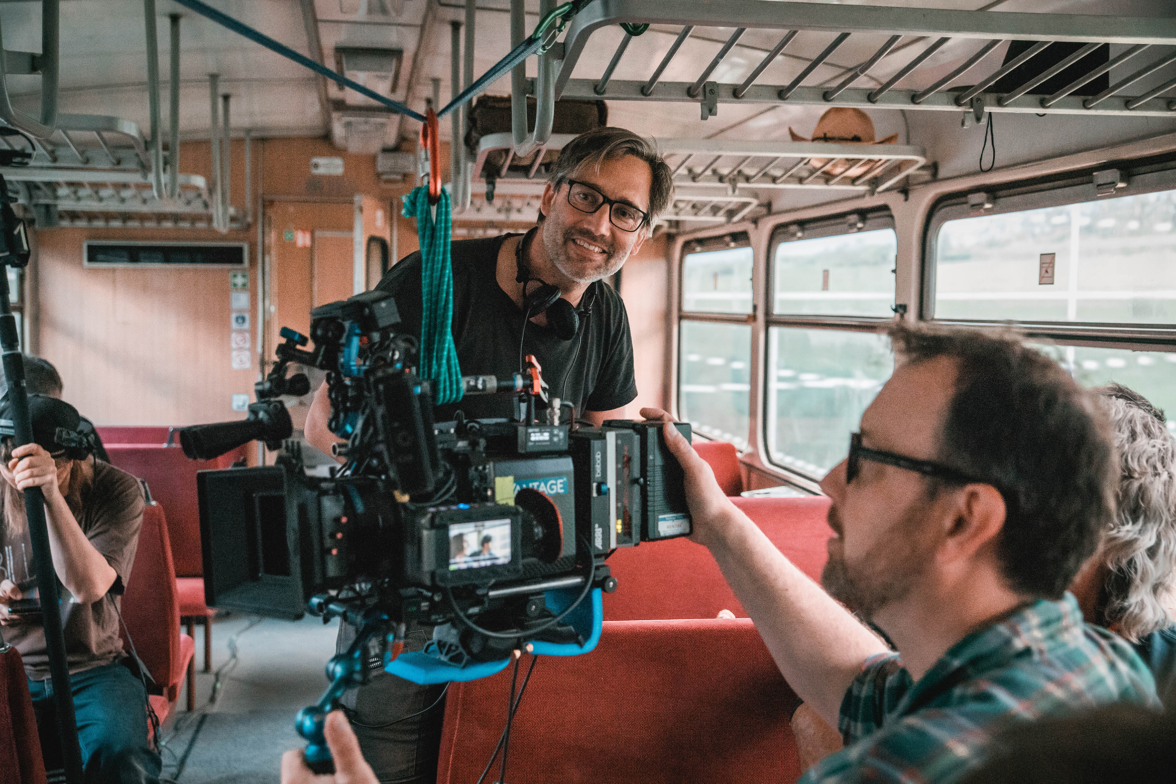 Víme, kam jedem, a koho to zajímá? (Režisér Jiří Havelka a štáb během natáčení filmu Mimořádná událost)