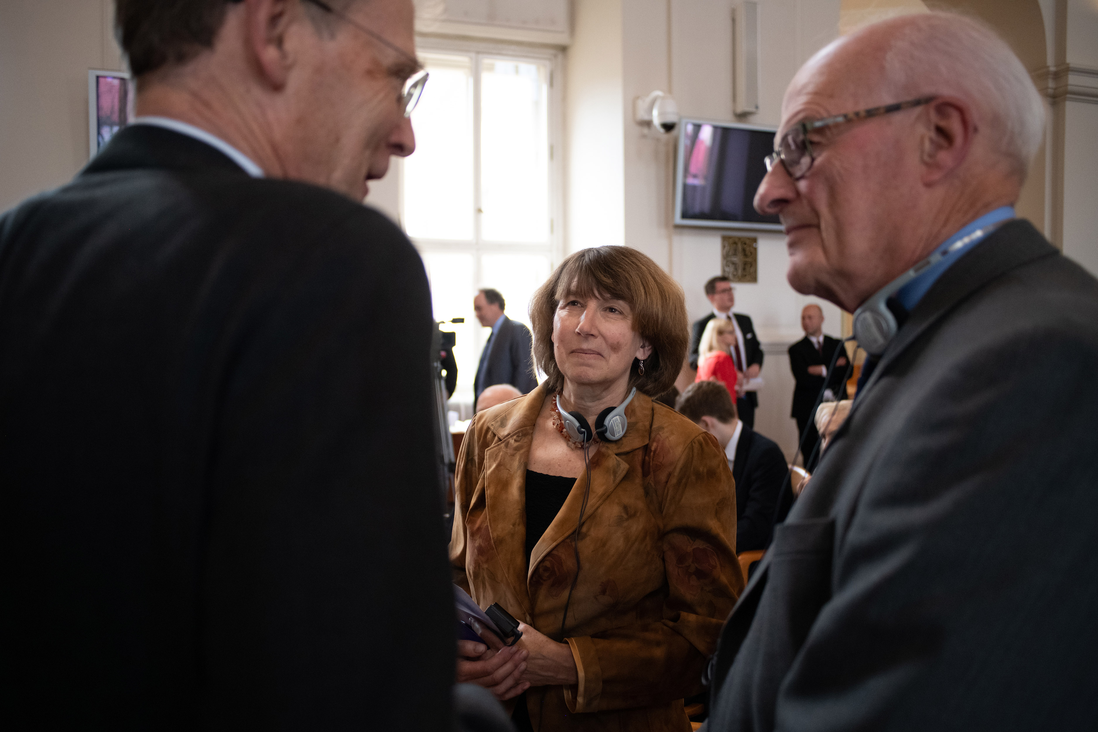 Britský velvyslanec Nick Archer, Barbara Winton, Henry Warriner