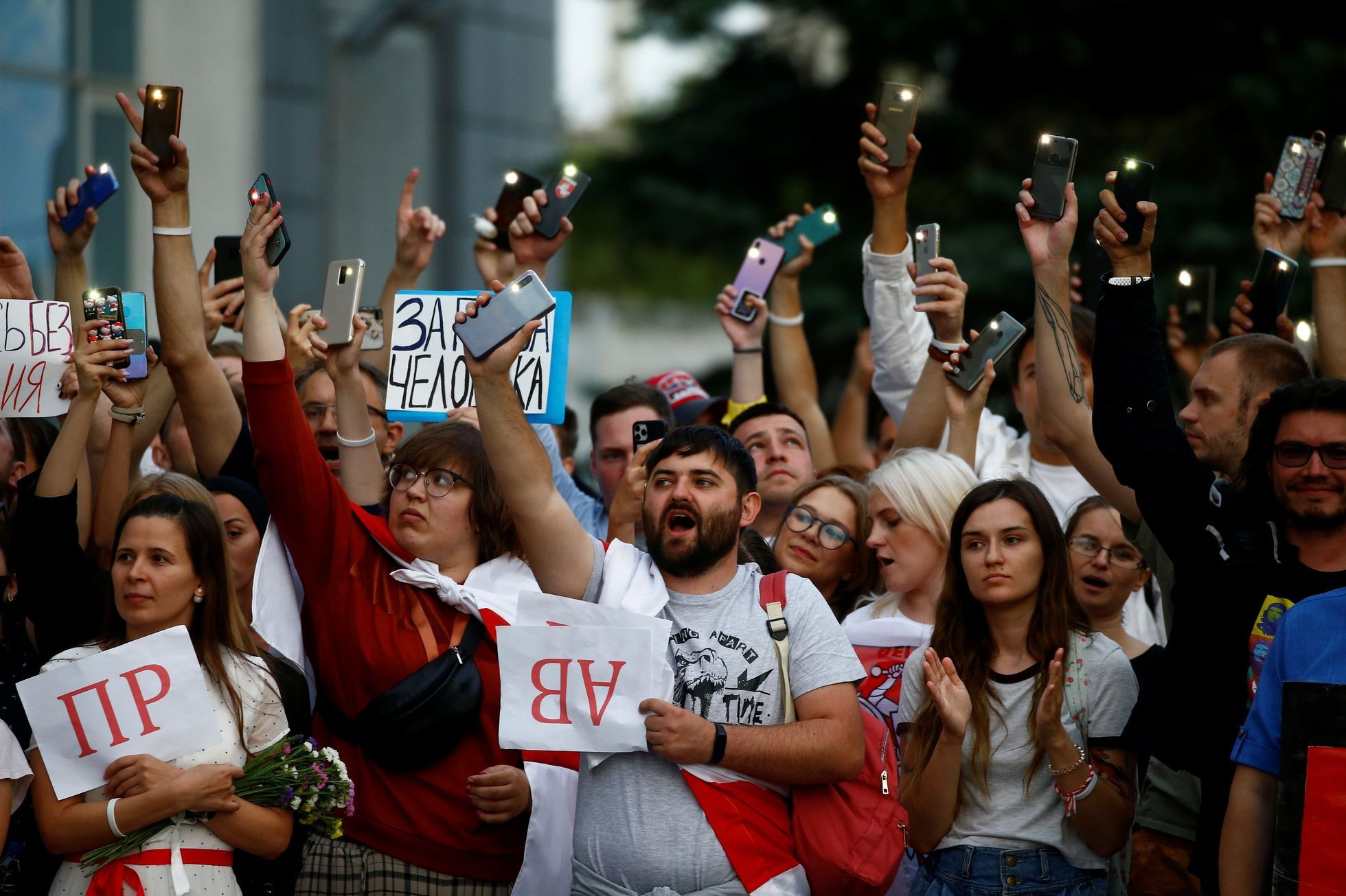 Lidé před budovou státní televize a rozhlasu v Minsku požadují objektivní zpravodajství z protestů