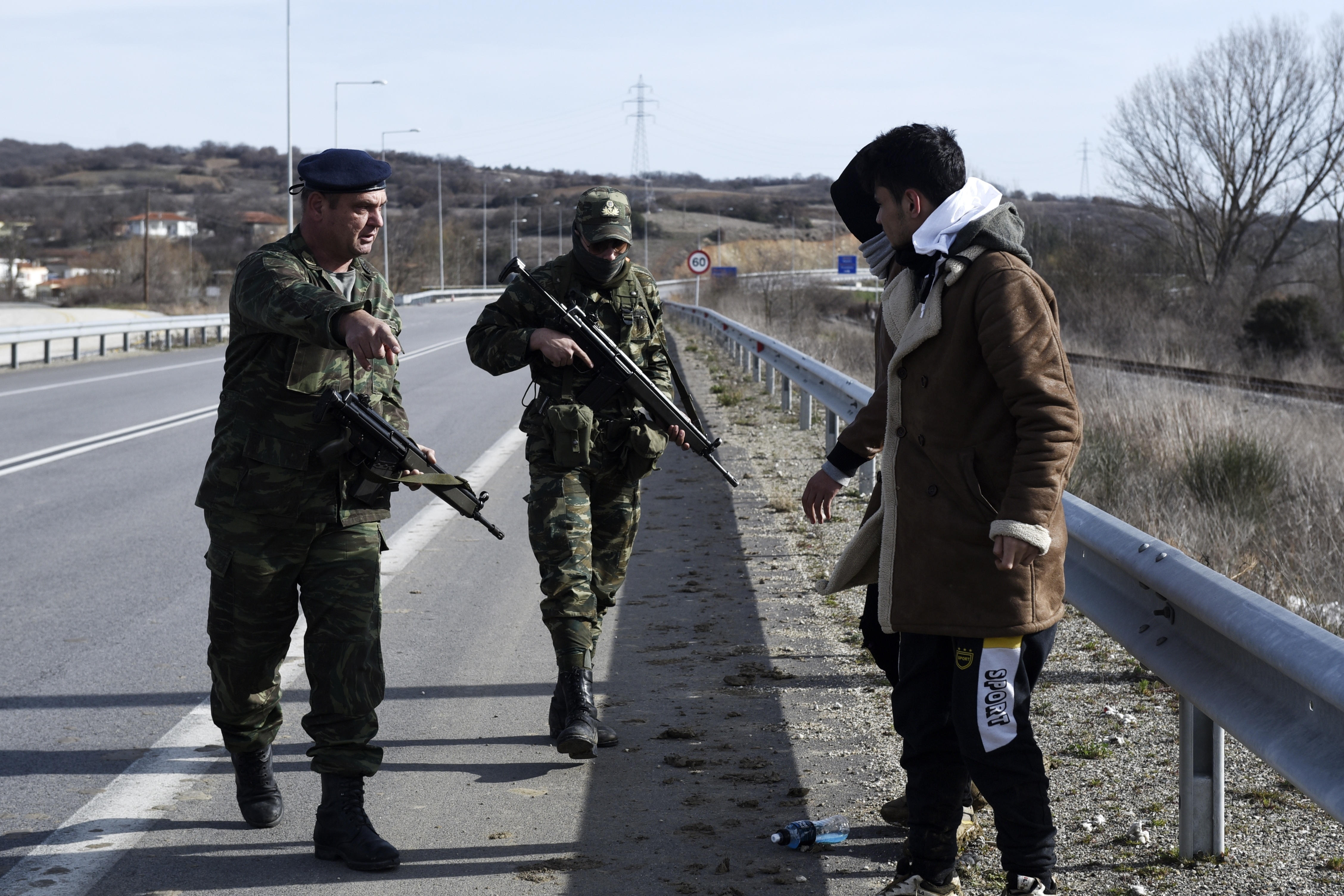 Řecká armáda zajišťuje migranta na hranici s Tureckem