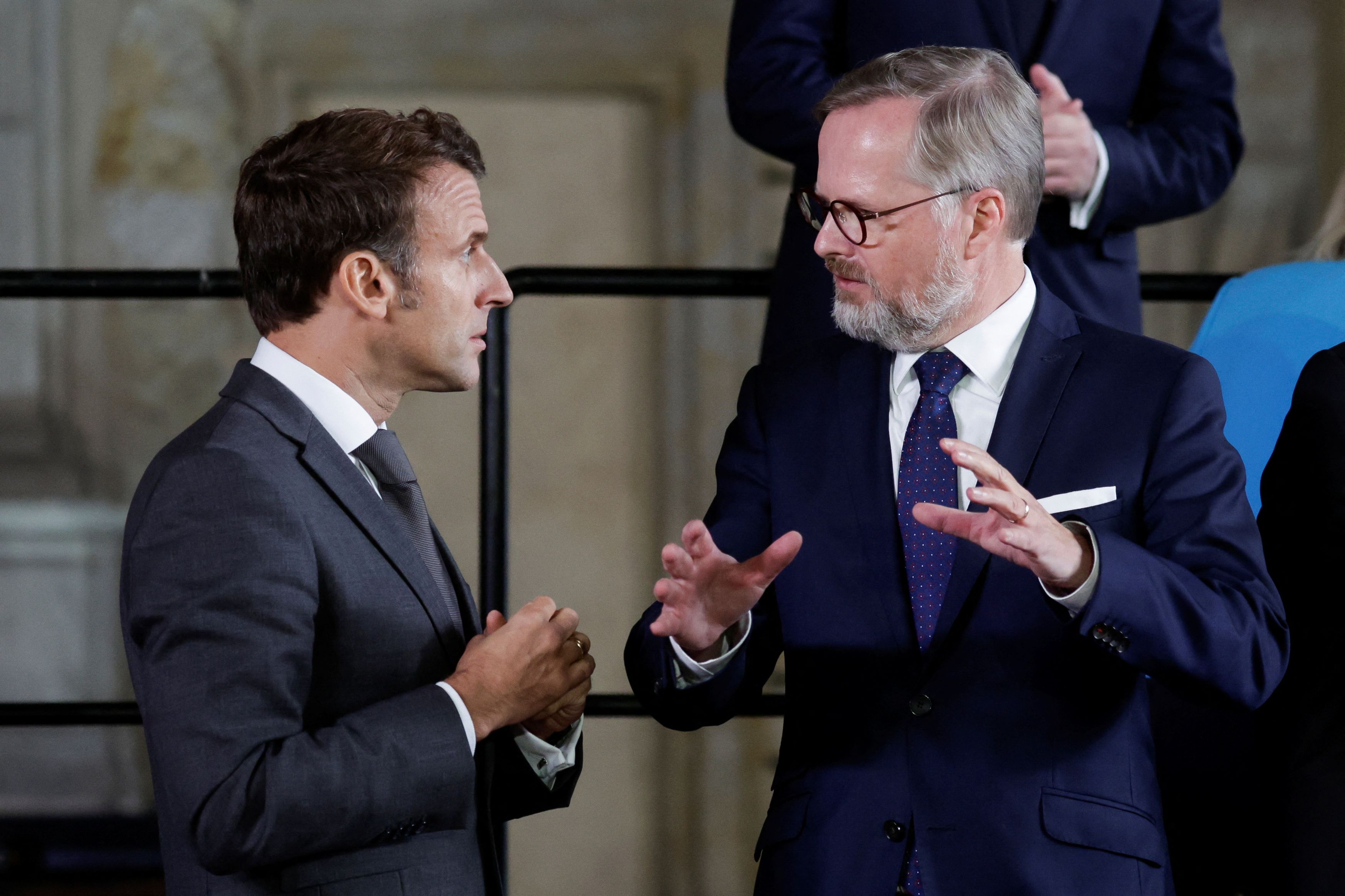 Petr Fiala a Emmanuel Macron na na prvním summitu Evropského politického společenství  