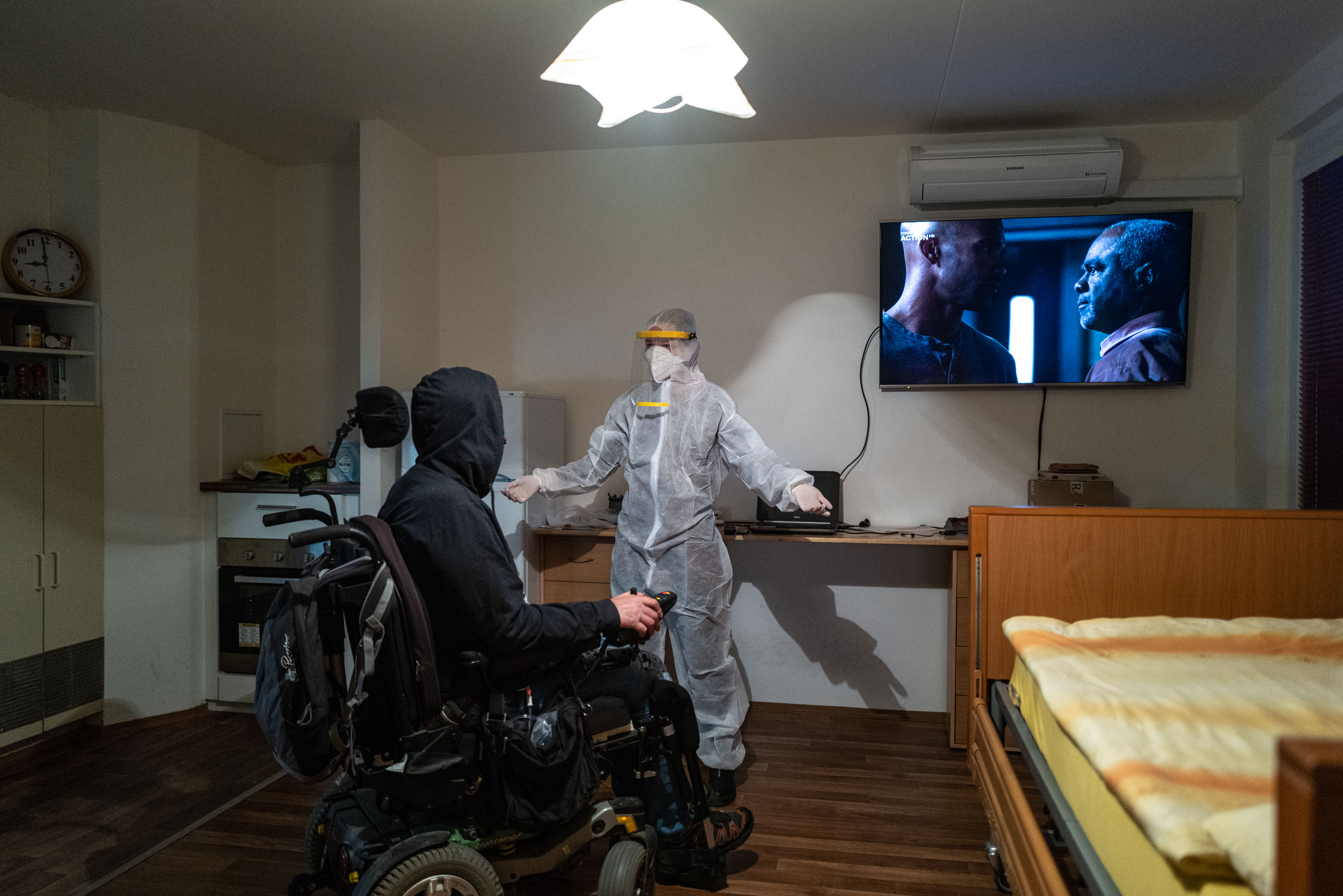 Asistentka Tereza během asistování u klienta v karanténě, 11. dubna 2020