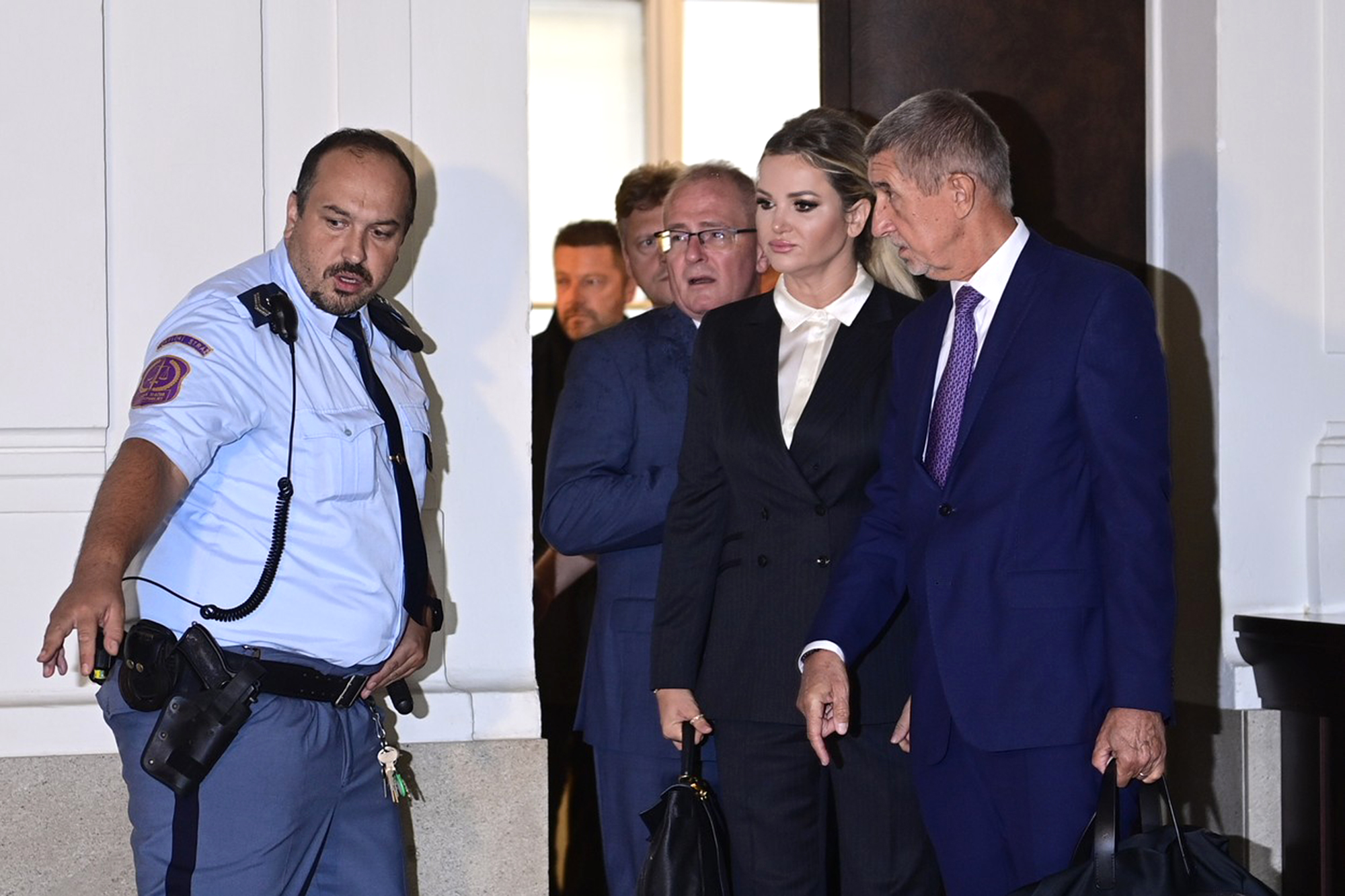 Bývalý premiér Andrej Babiš a jeho manželka Monika Babišová přicházejí na jednání Městského soudu