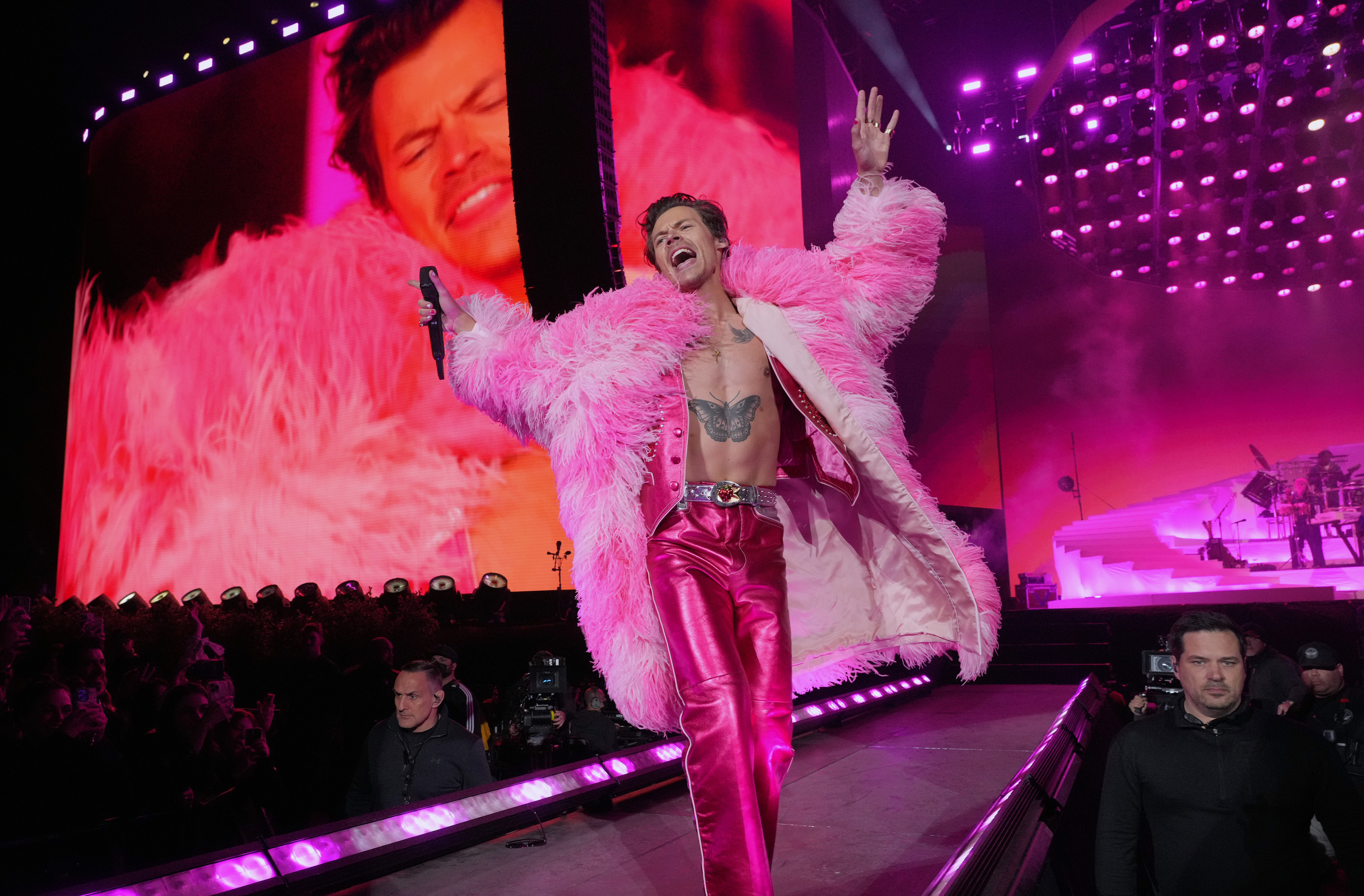 „Můj úkol je pobavit vás a slibuji, že se budu snažit co nejvíc.“
(Harry Styles na festivalu Coachella, duben 2022)