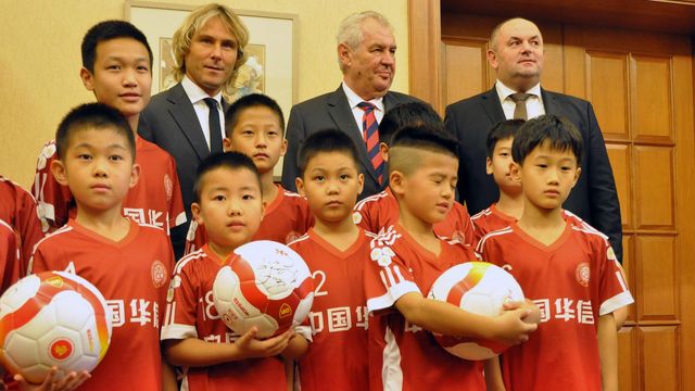 Česká fotbalová legenda Pavel Nedvěd, prezident Miloš Zeman a předseda fotbalové asociace Miroslav Pelta s malými čínskými fotbalisty 