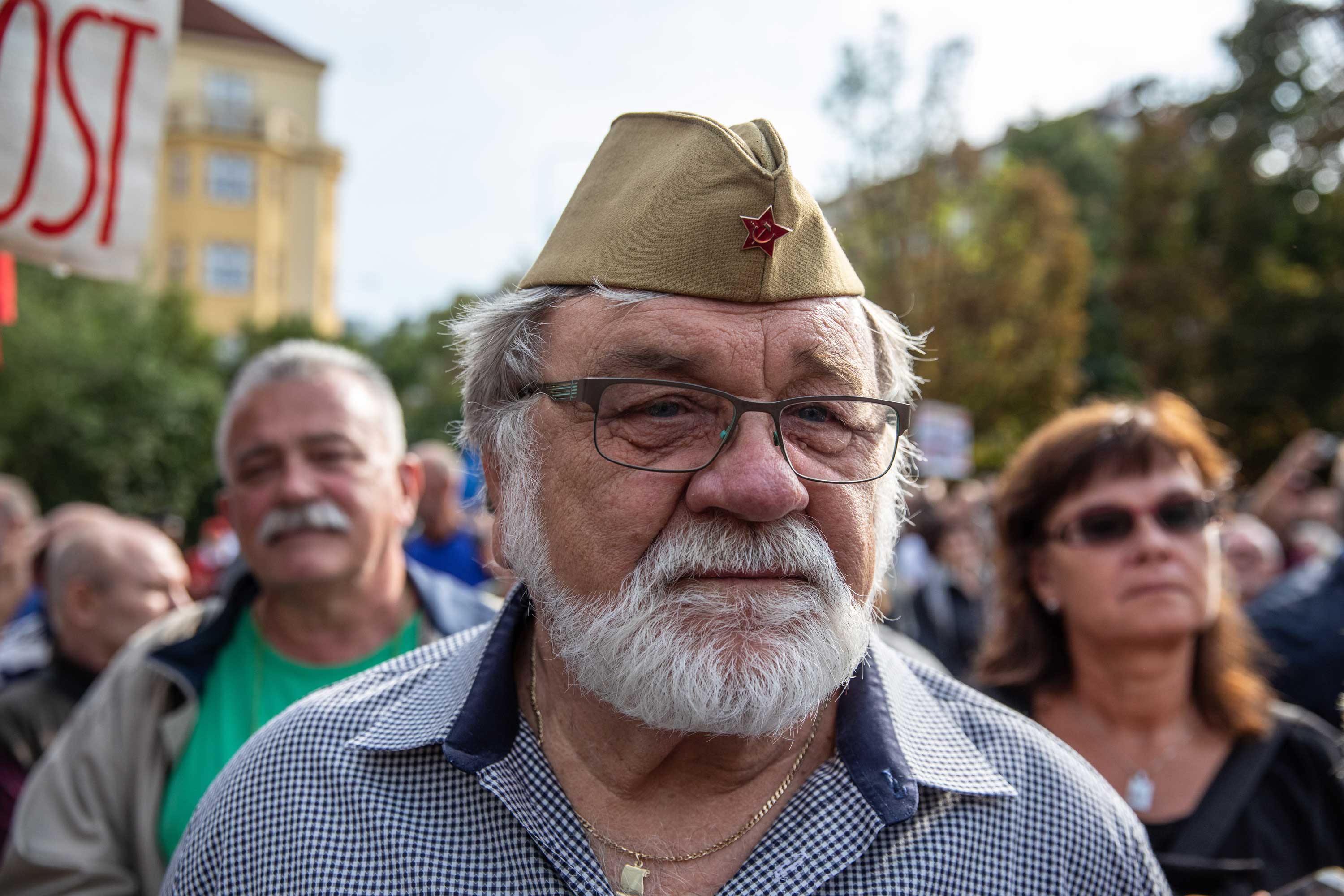 Senátor Jaroslav Doubrava u sochy maršála Koněva, Praha, září 2019