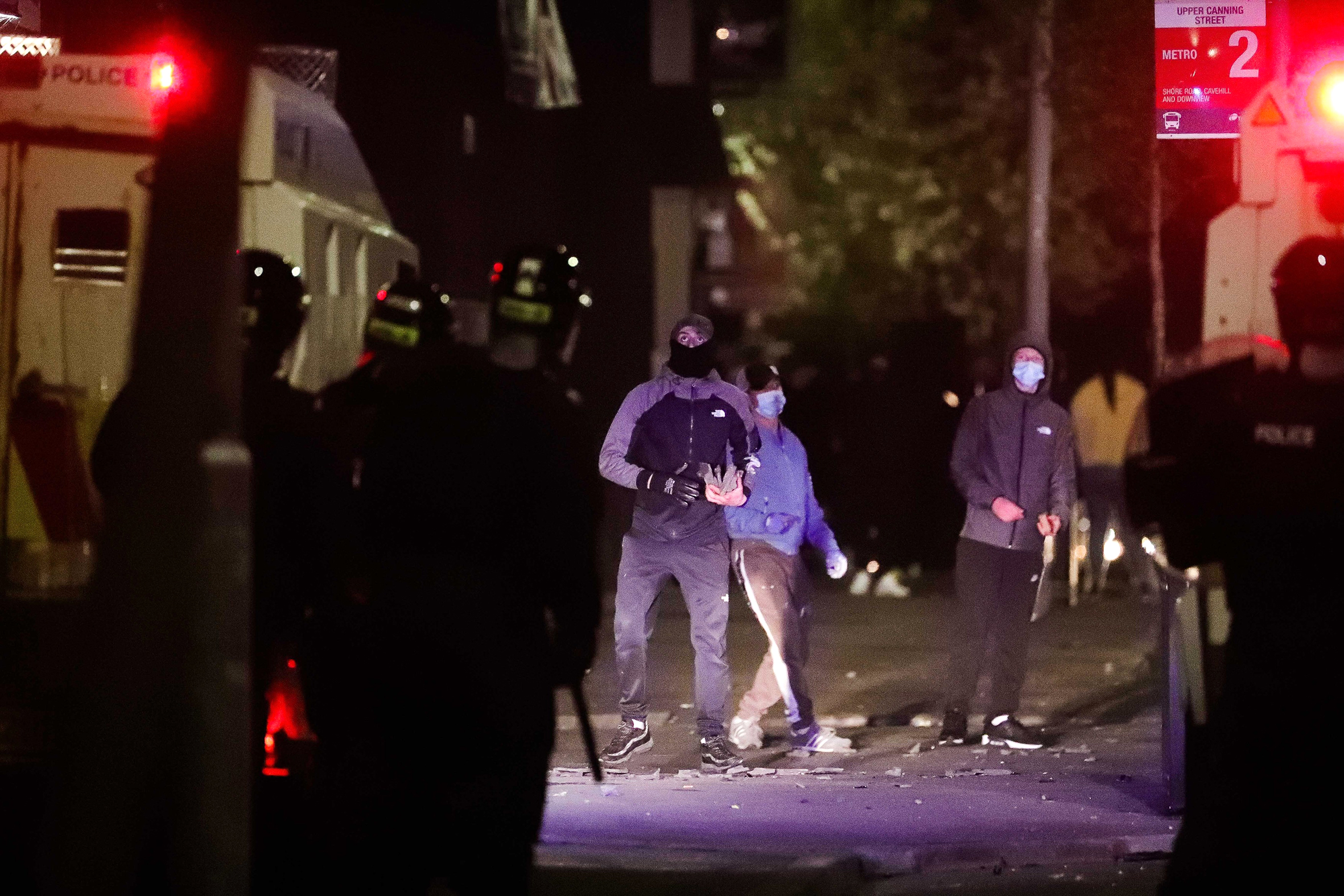 Po letech relativního klidu došlo opět na dlažební kostky. (Loajalisté při střetu s policií, severní Belfast)
