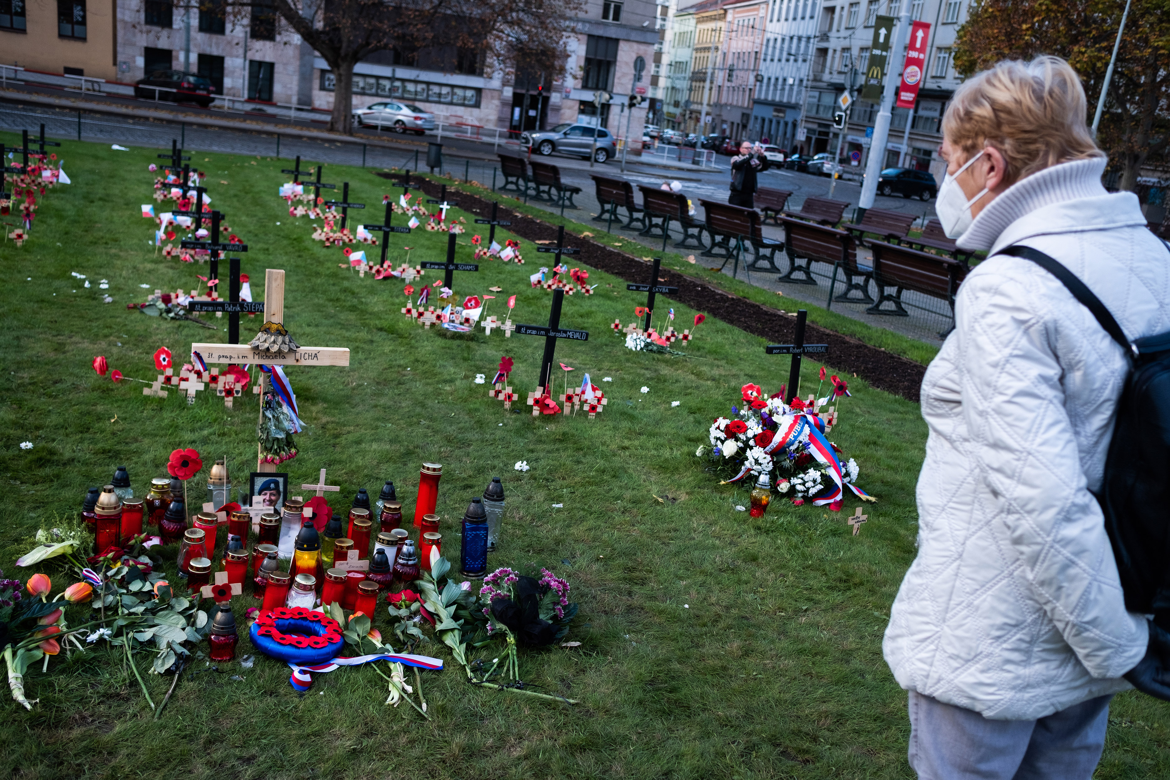 Kříže se jmény českých zemřelých vojáků na náměstí Míru, listopad 2020