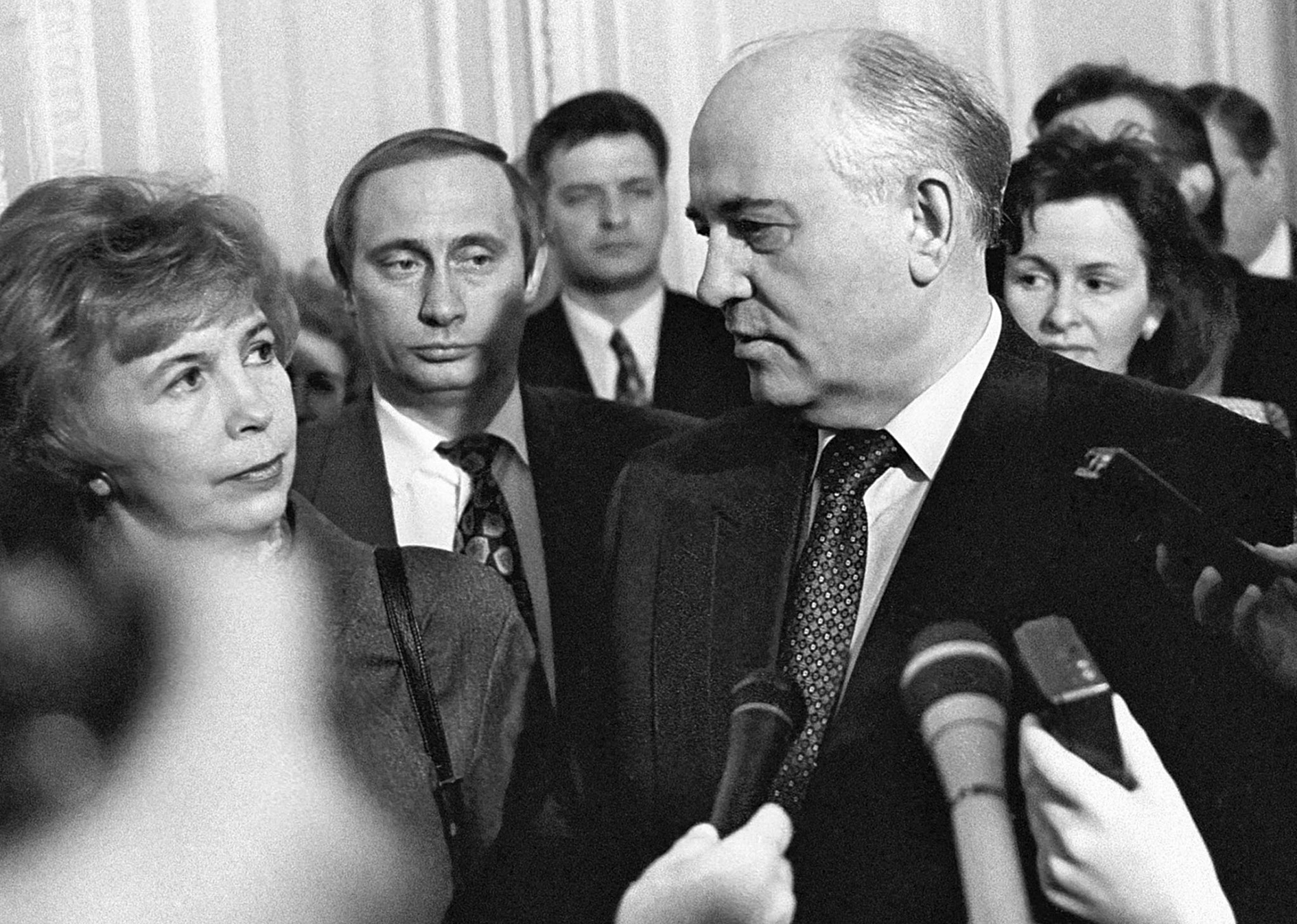 Hrobař a obnovitel impéria. (Gorbačov v Petrohradě a slibný pracovník místní regionální vlády Vladimir Putin)