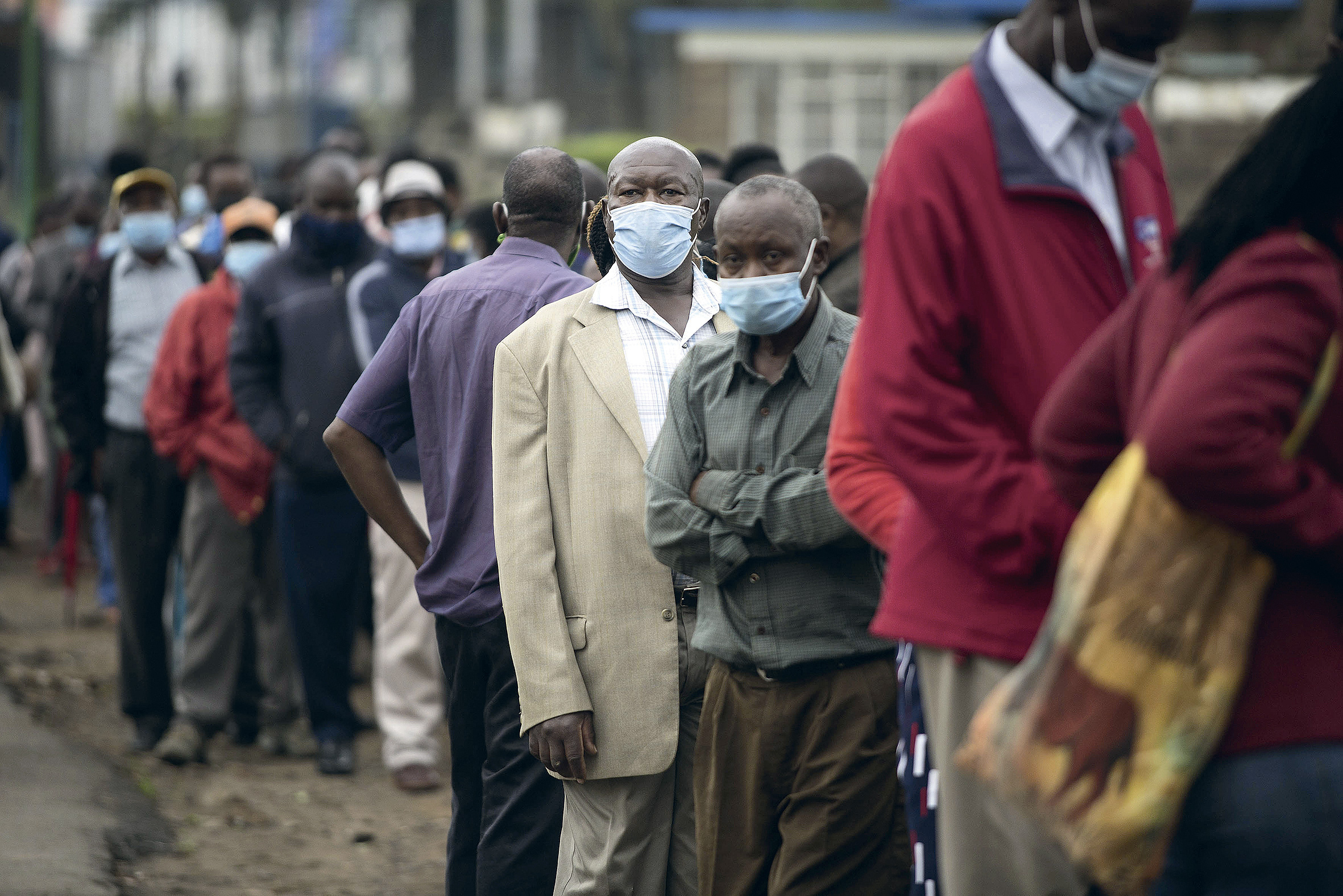 Zatím jen pro někoho. (Fronta na očkování prioritních skupin – seniorů, zdravotníků či duchovenstva – vakcínou od AstraZenecy, Nairobi, duben 2021)
