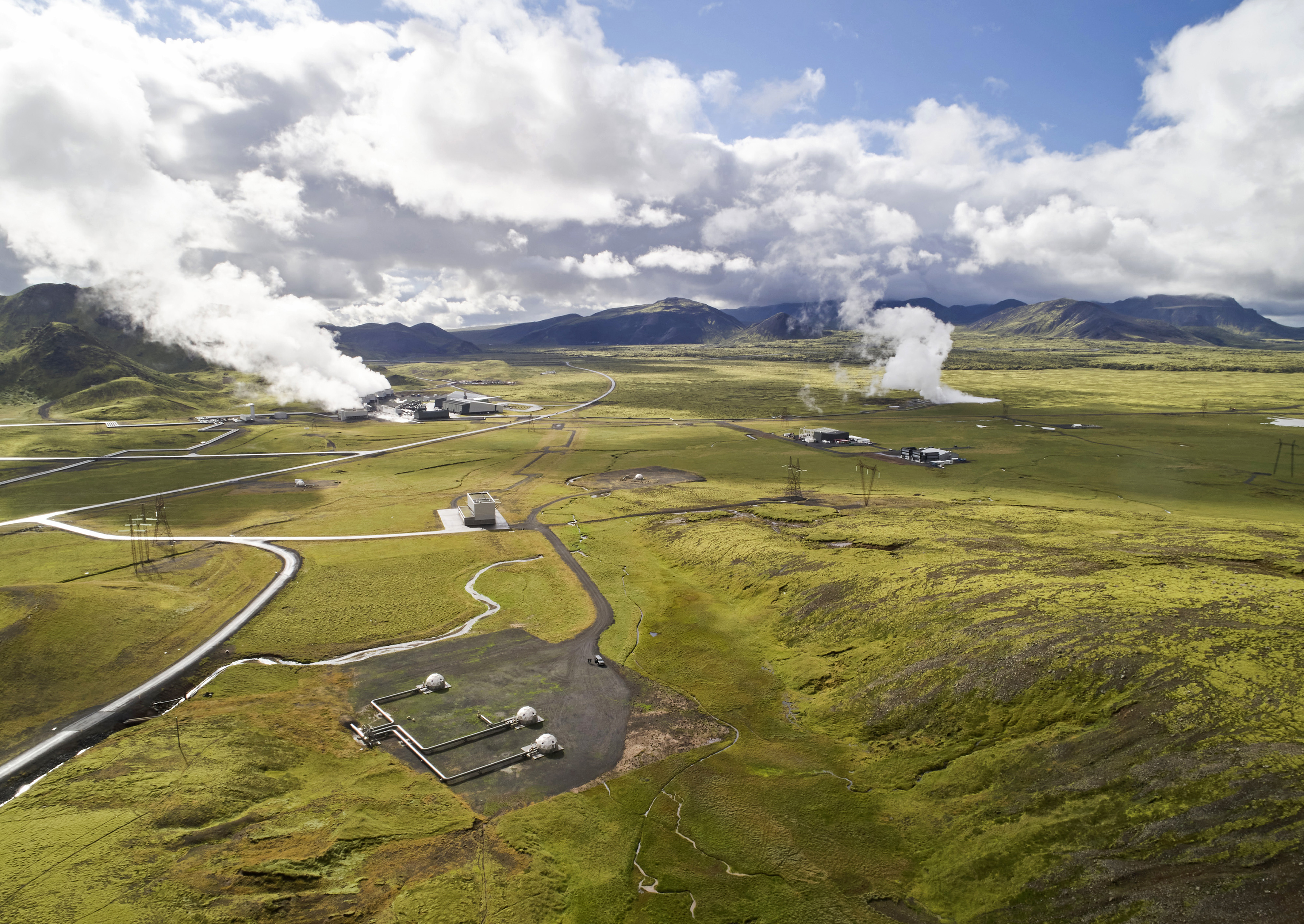  Řešení? Závod na odčerpávání CO2 ze vzduchu firmy Climeworks na Islandu a tamní geotermální elektrárna (vlevo). Kombinace zelené energie a této technologie umožňuje zachytávat skleníkový plyn a ukládat ho pod zem.