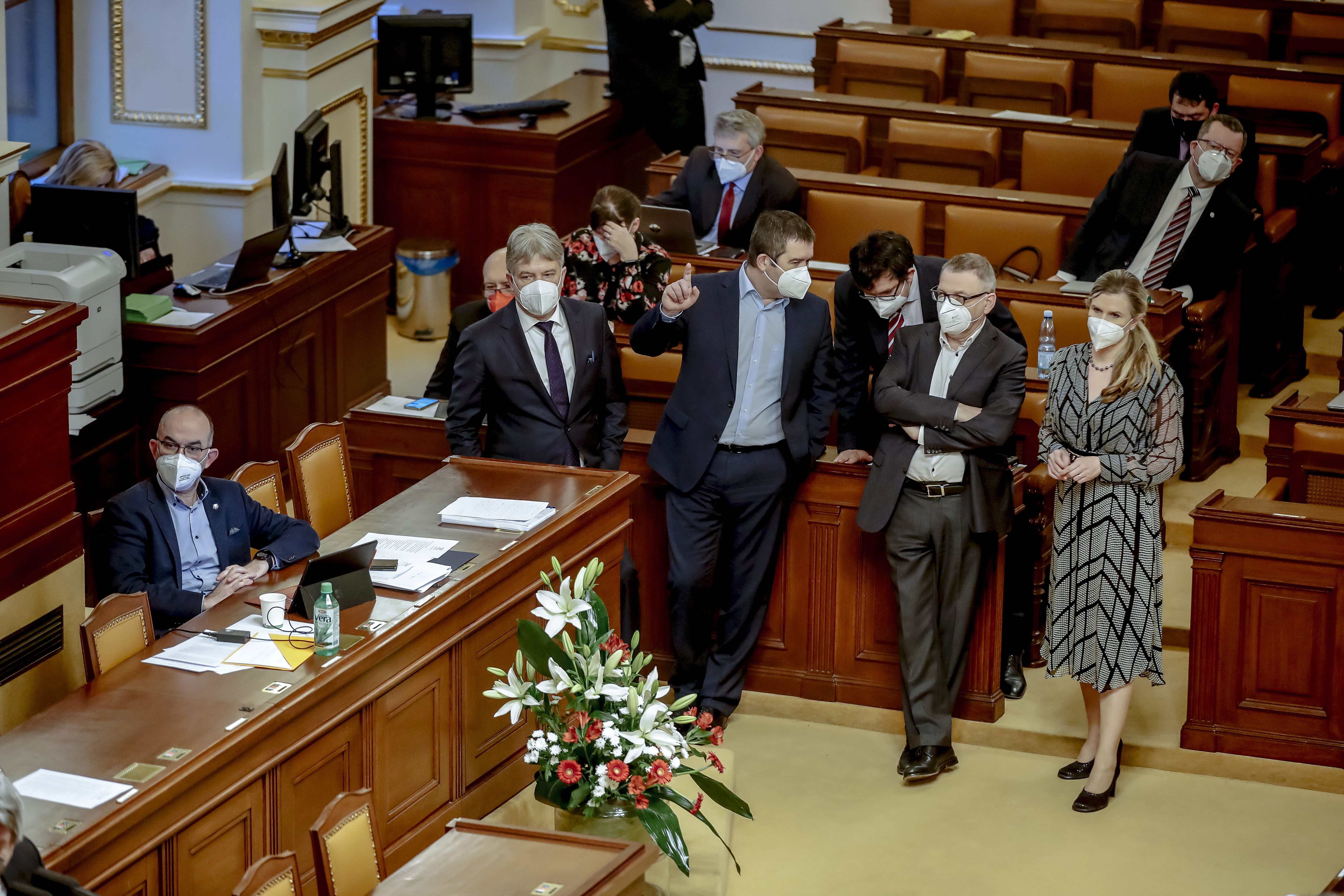 Danajský dar na zlatém podnose.
(Zleva sedící exministr zdravotnictví Jan Blatný, uprostřed Jan Hamáček s Lubomírem Zaorálkem)