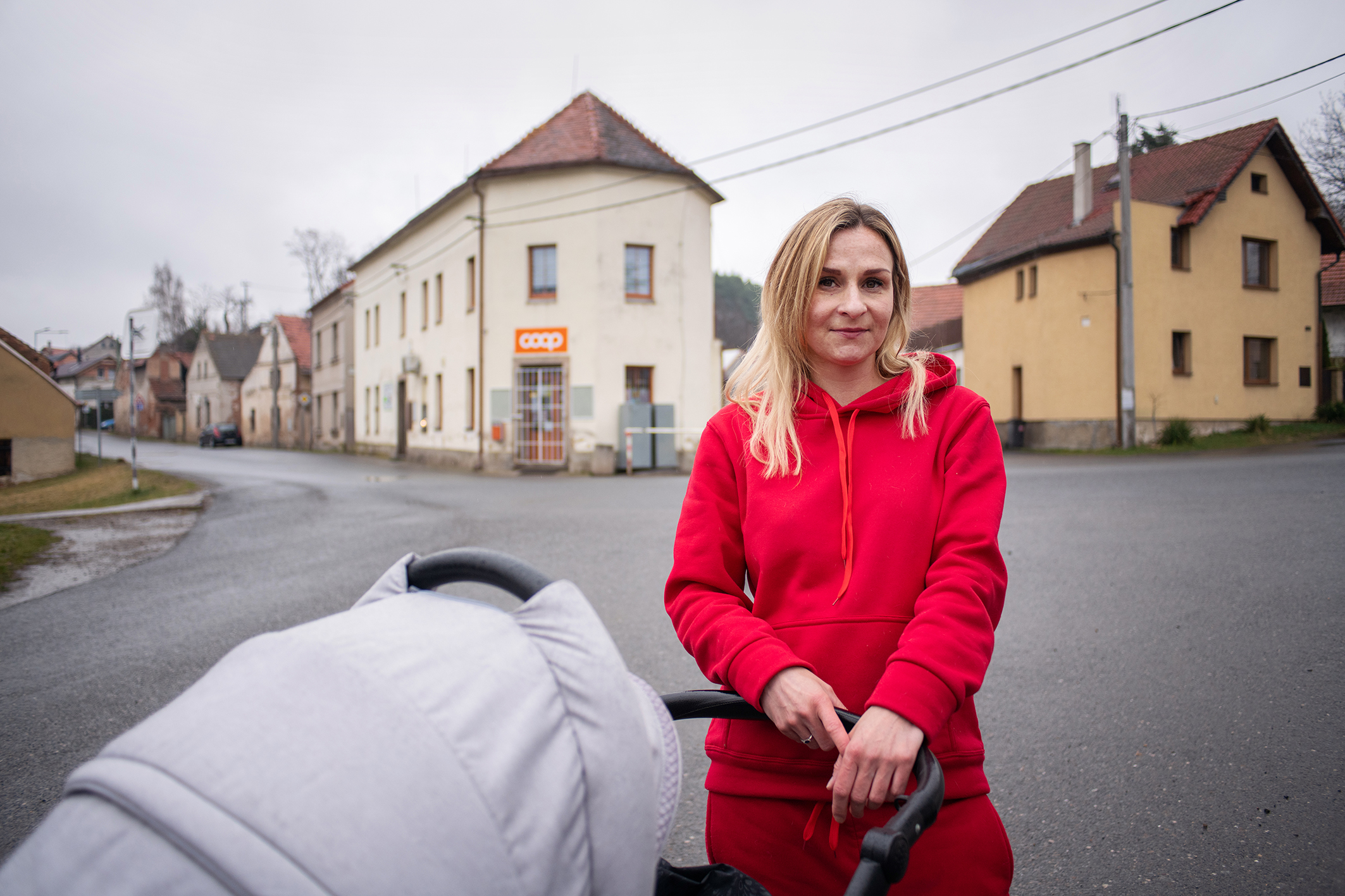 Rodičák jen na rok. (Simona na procházce s dcerkou v dočasném bydlišti u rodičů)