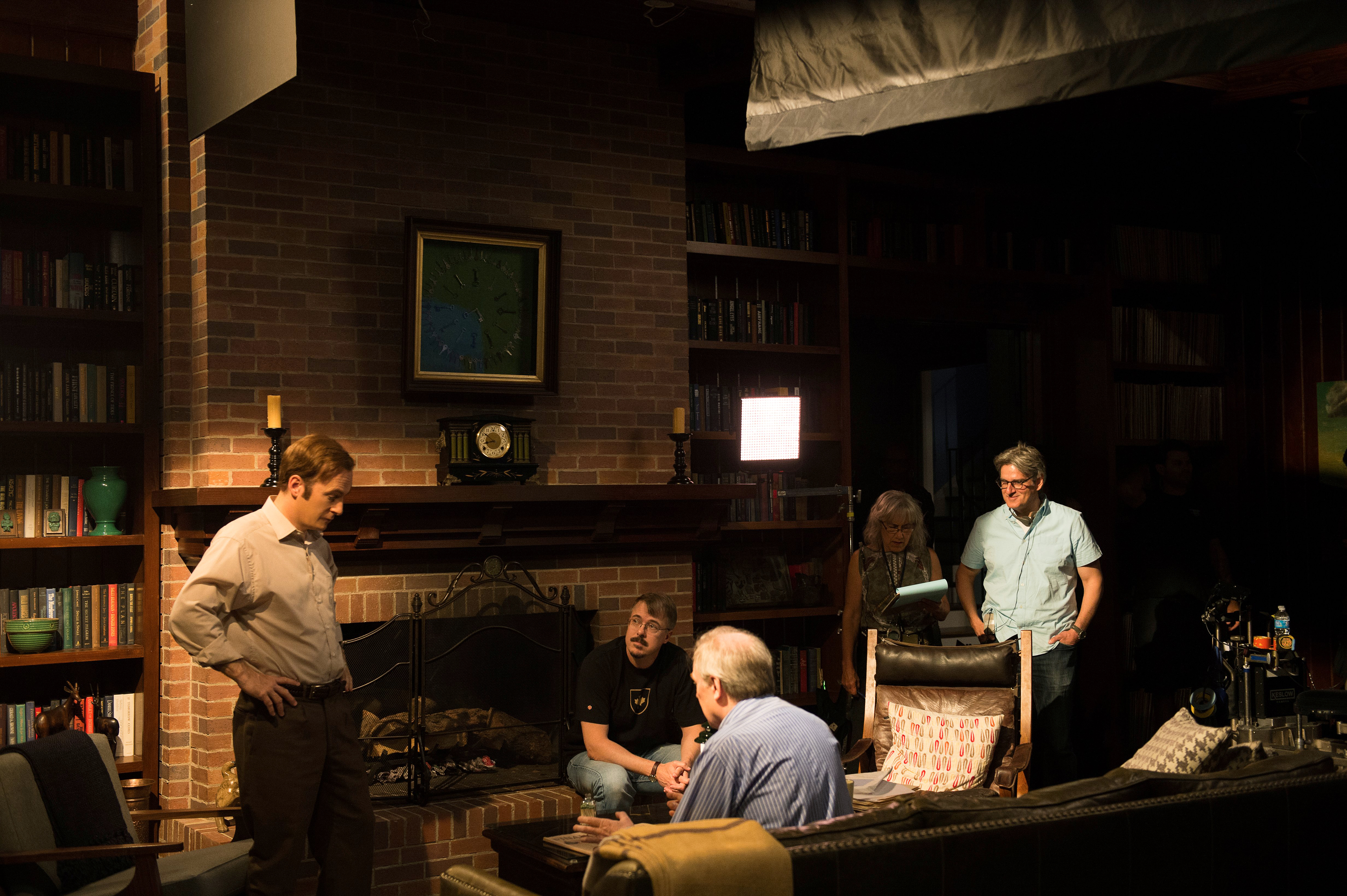  Nad tímhle nikdo zívat nebude. Bob Odenkirk (vlevo) a showrunner Vince Gilligan (sedící na krbu) na place seriálu Volejte Saulovi.
