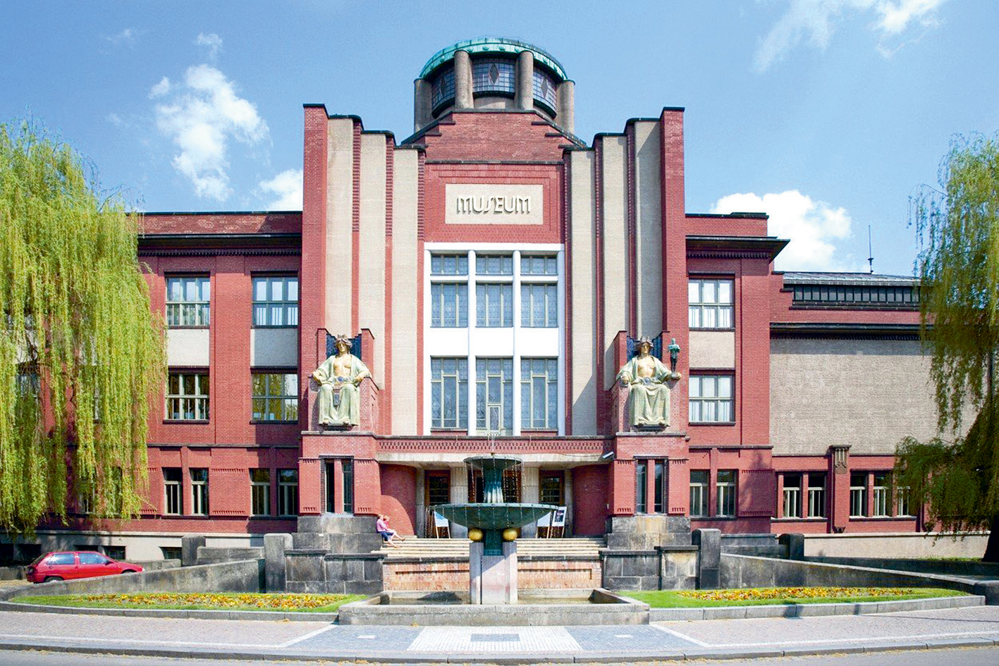 Muzeum Východních Čech (česká moderna, 1909-12, J. Kotěra) se sochami Alegorií S. Suchardy - narodni kulturni pamatka