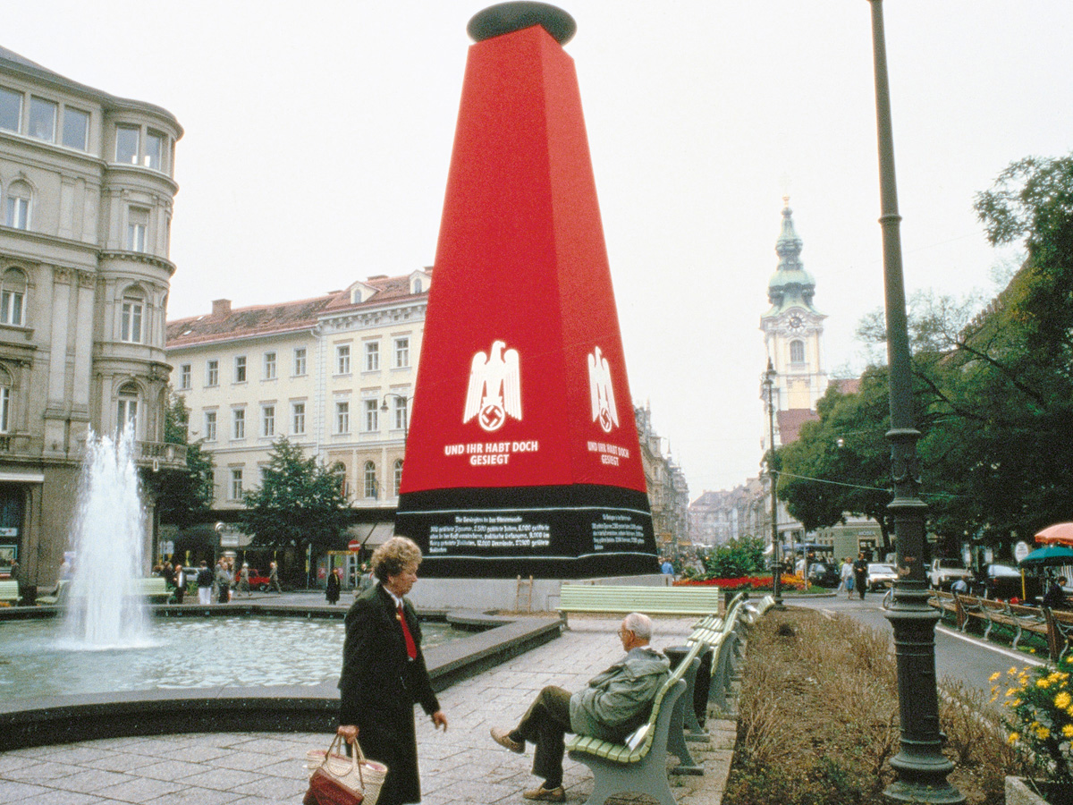 Hans Haacke zakryl Mariánský sloup v Grazu do podoby nacistického obelisku