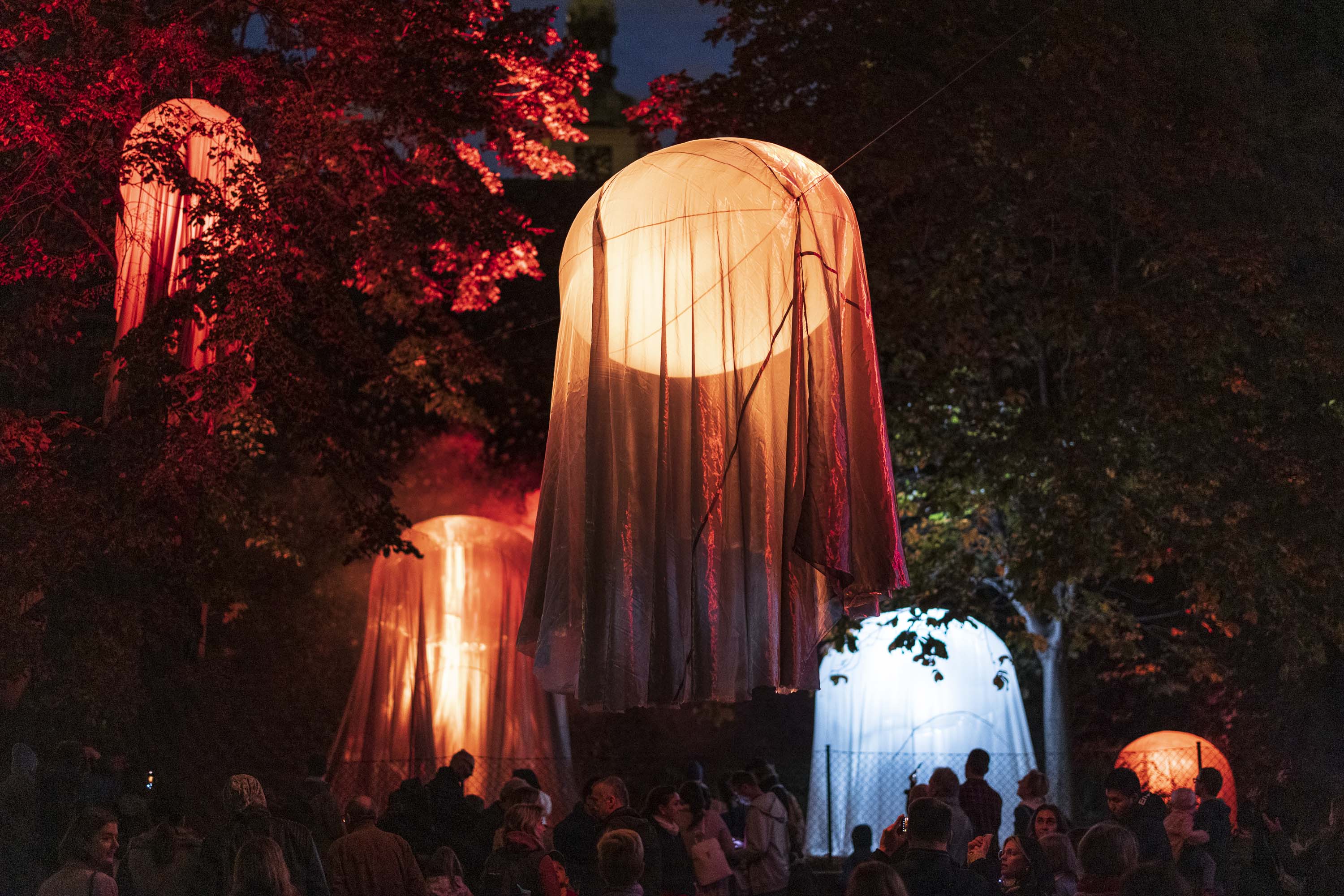 Pavla Beranová a Tereza Bartůňková, instalace v Klementinu s názvem Krajina levitace.