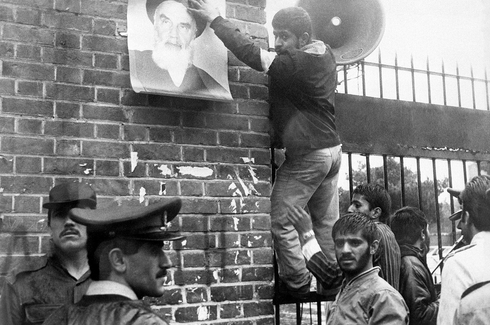 Na počátku byly velké a menší chyby. (íránští revolucionáři na americké ambasádě v Teheránu, duben 1979.)