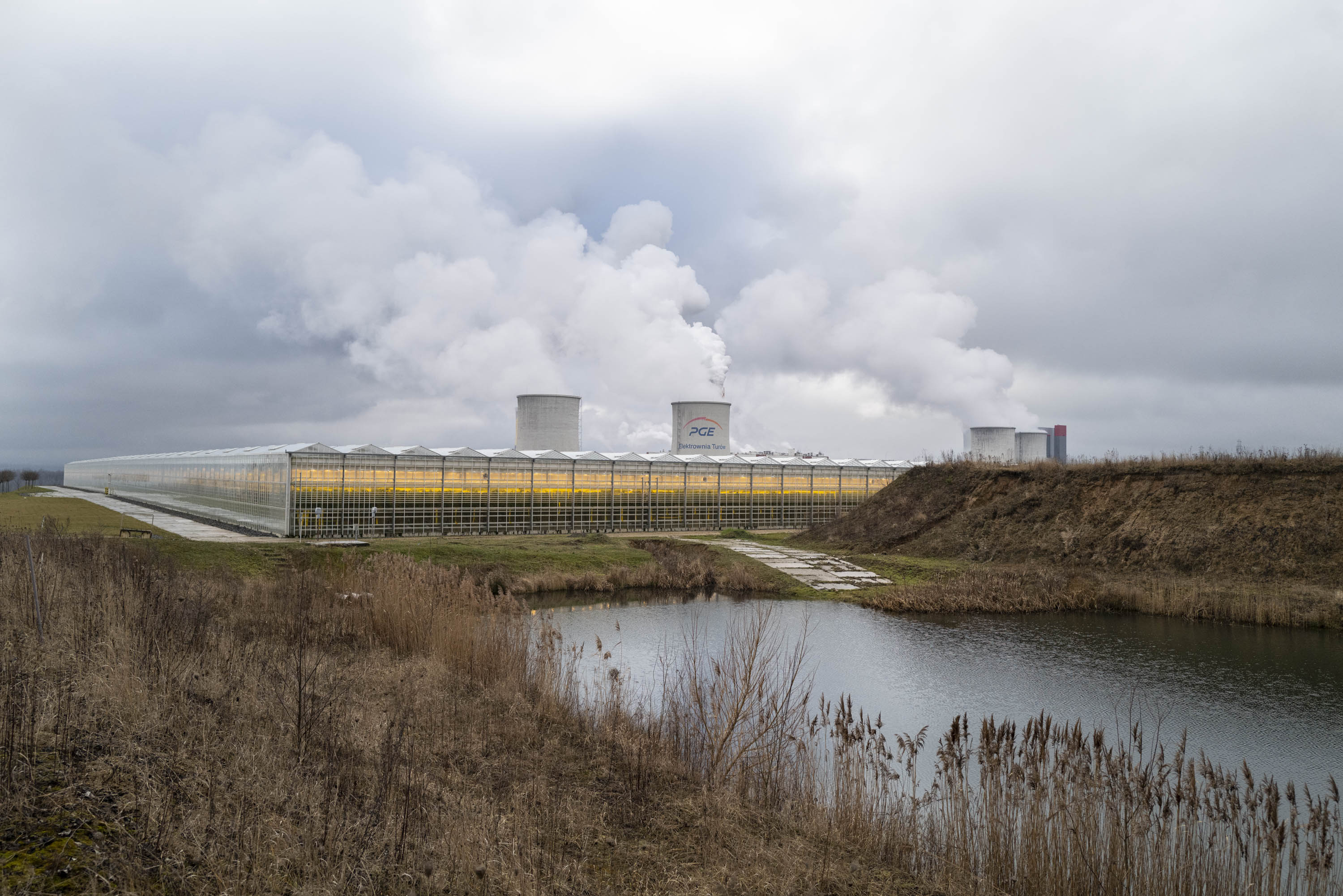 Skleníky na zeleninu poblíž elektrárny Turów
