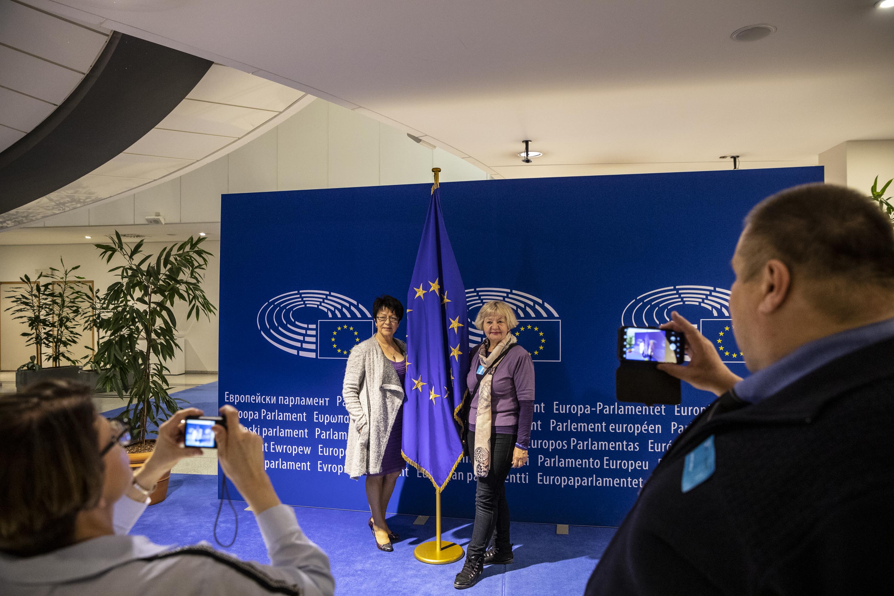 Návštěvníci z Polska se fotí u vlajky EU.