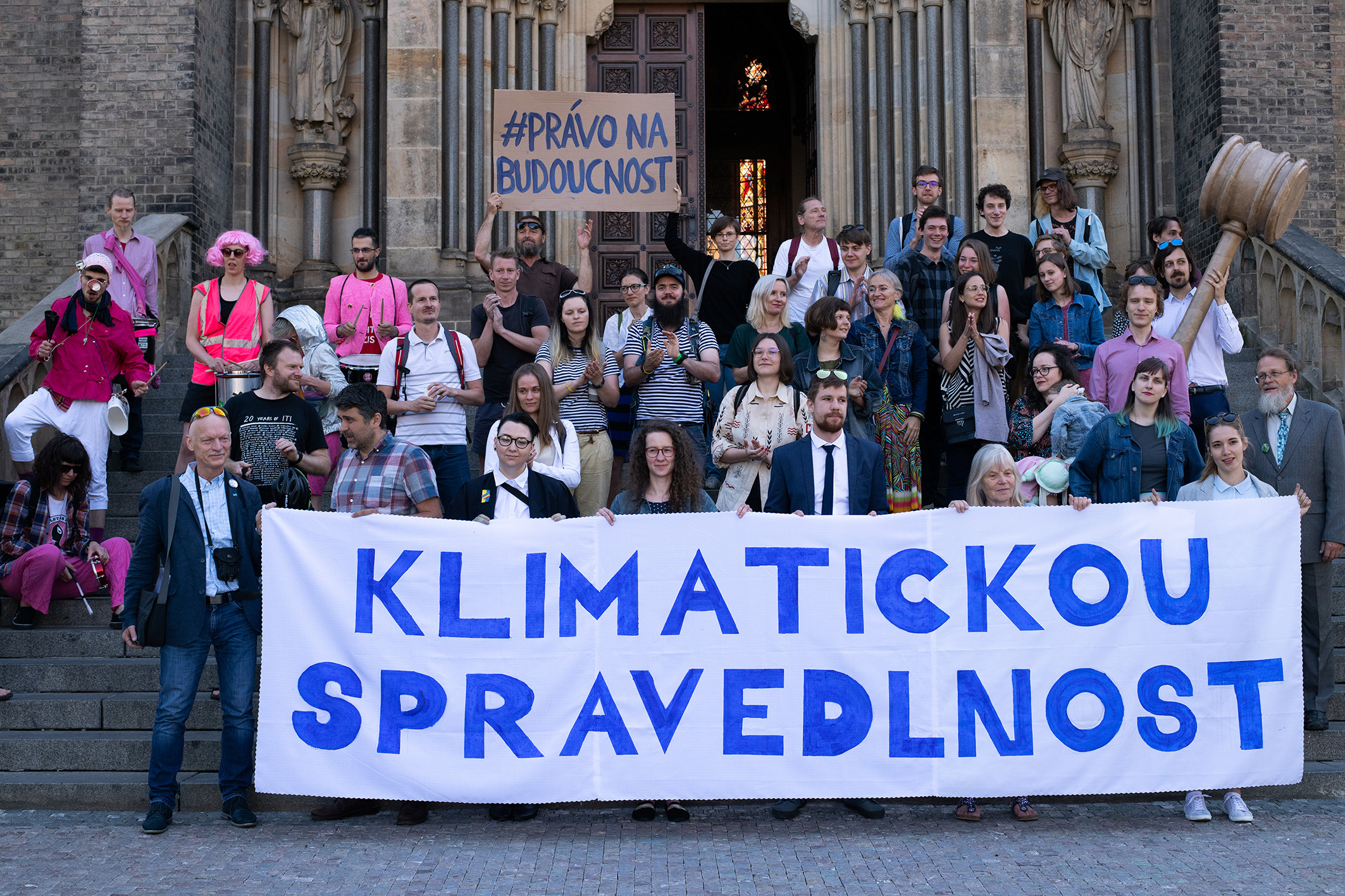 Soudcovské kladívko máme. A nakonec i rozsudek.